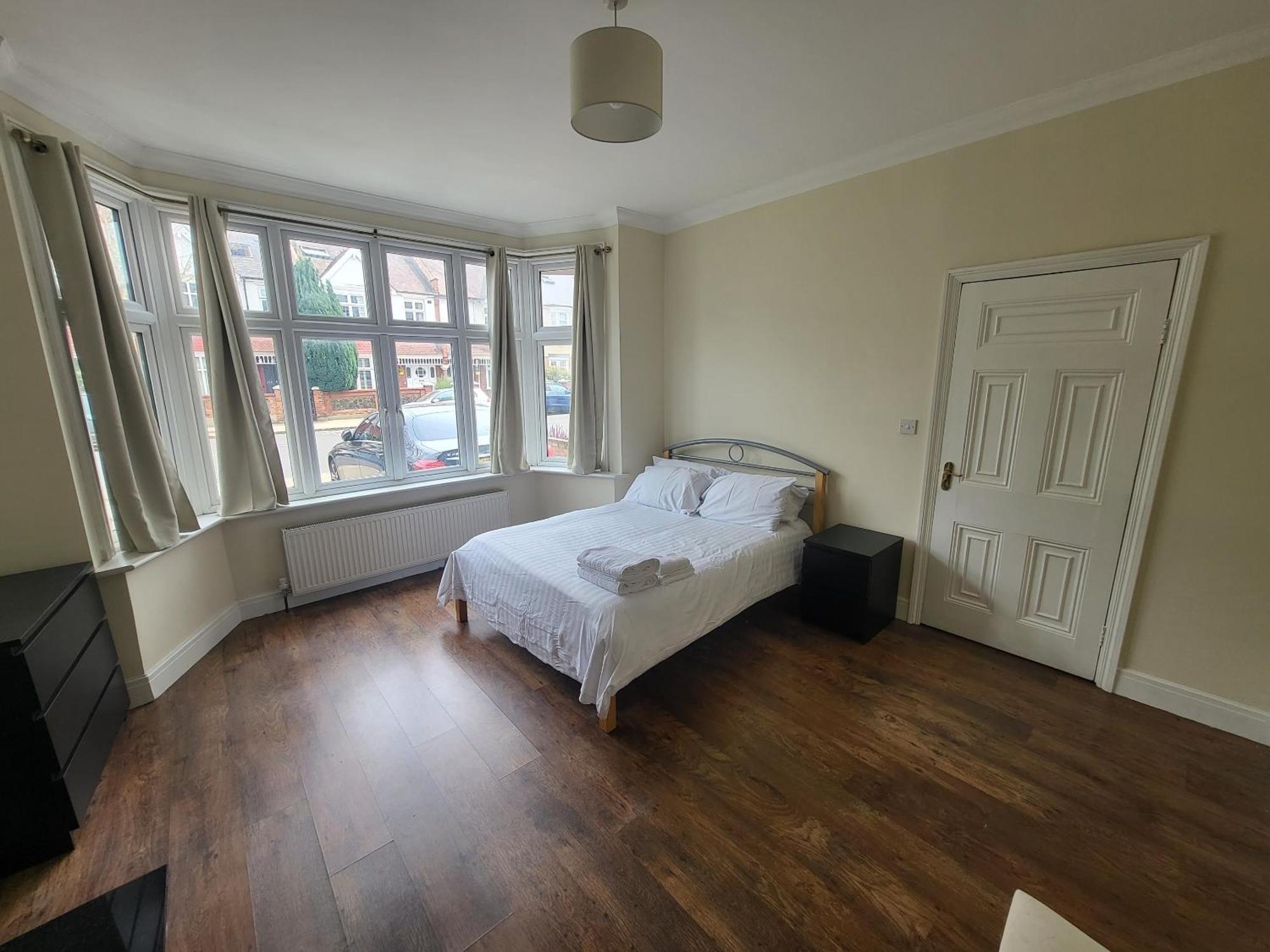 Spacious Central 5 Bedroom House By Tube Station Apartment