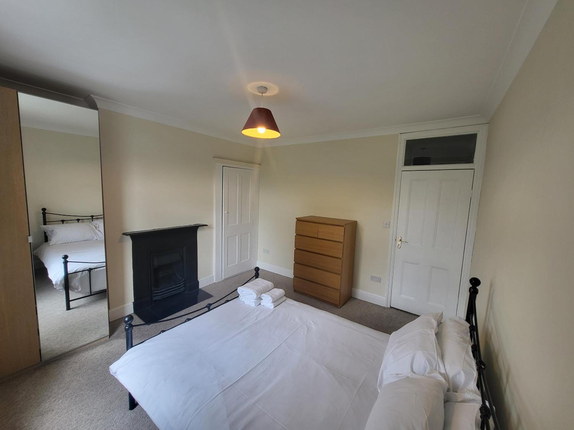 Spacious Central 5 Bedroom House By Tube Station London