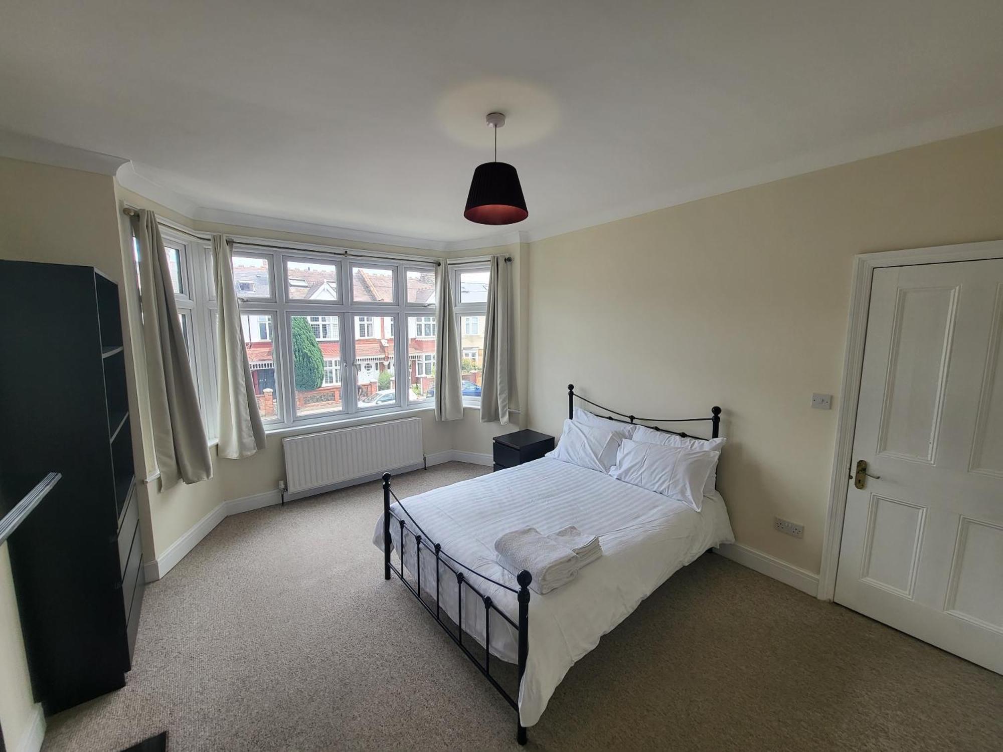 Spacious Central 5 Bedroom House By Tube Station Apartment