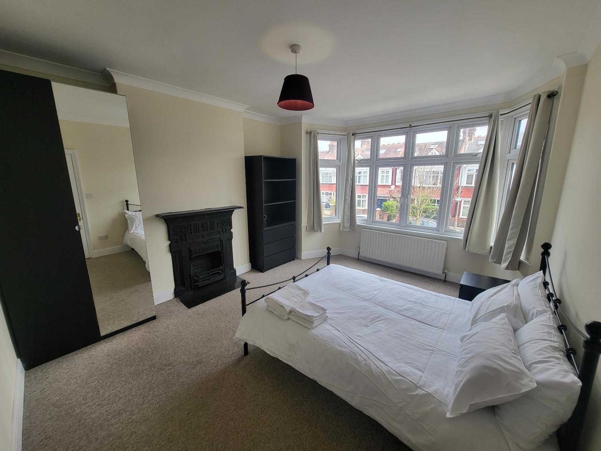 Spacious Central 5 Bedroom House By Tube Station Apartment