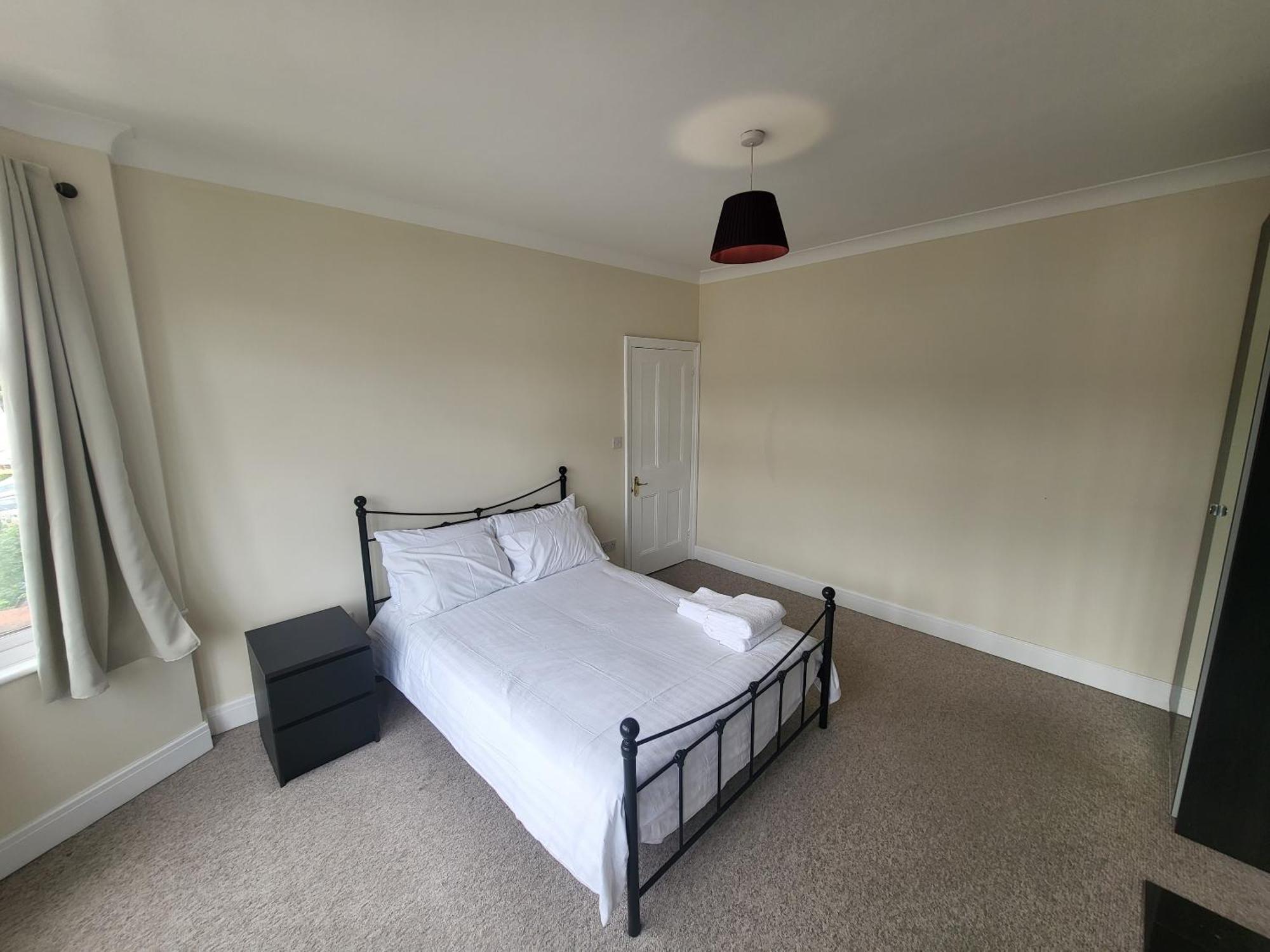 Spacious Central 5 Bedroom House By Tube Station London