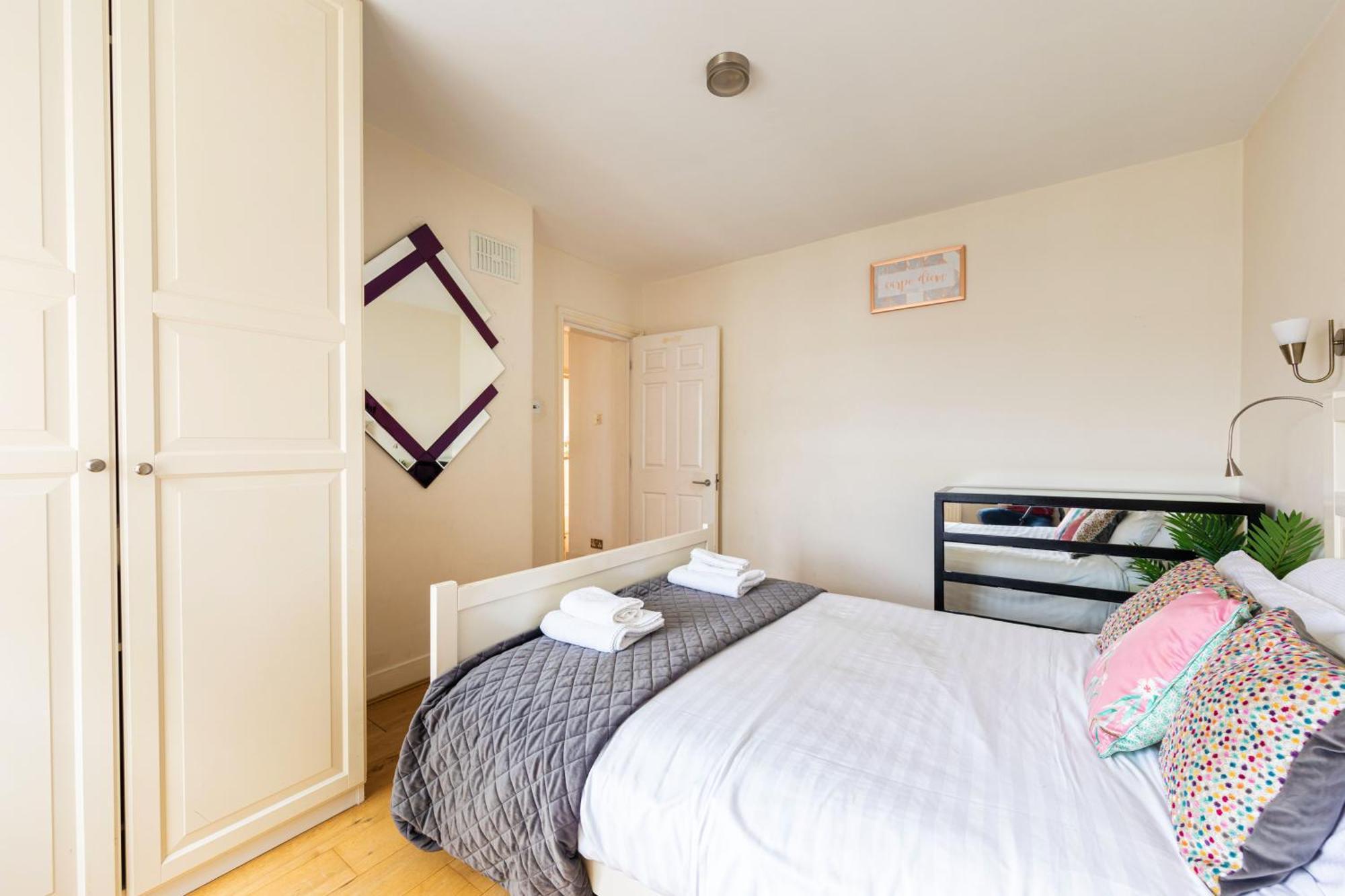 Prime Location One-bed By Bond Street Apartment *