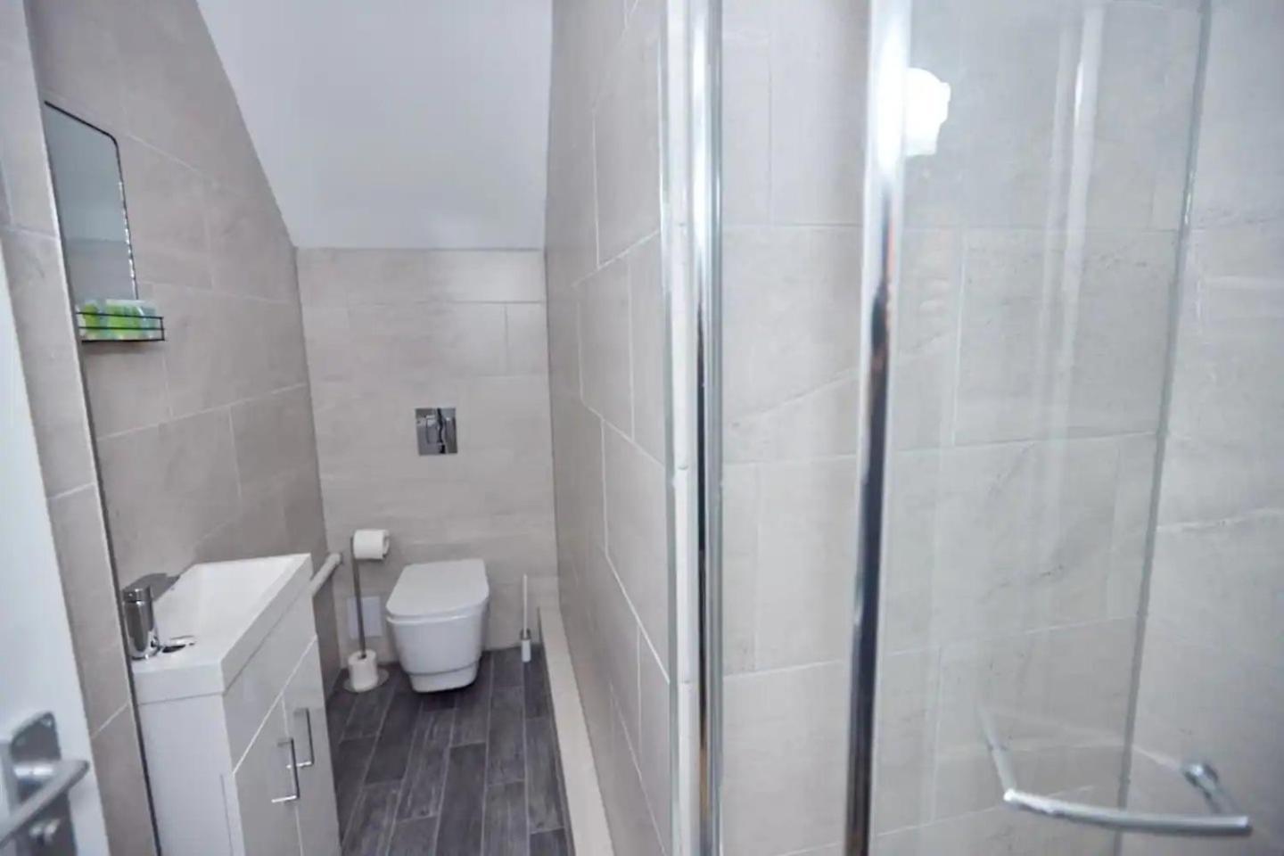 Ensuite Stylish - 3 Min To Trains - Pass The Keys Apartamento *