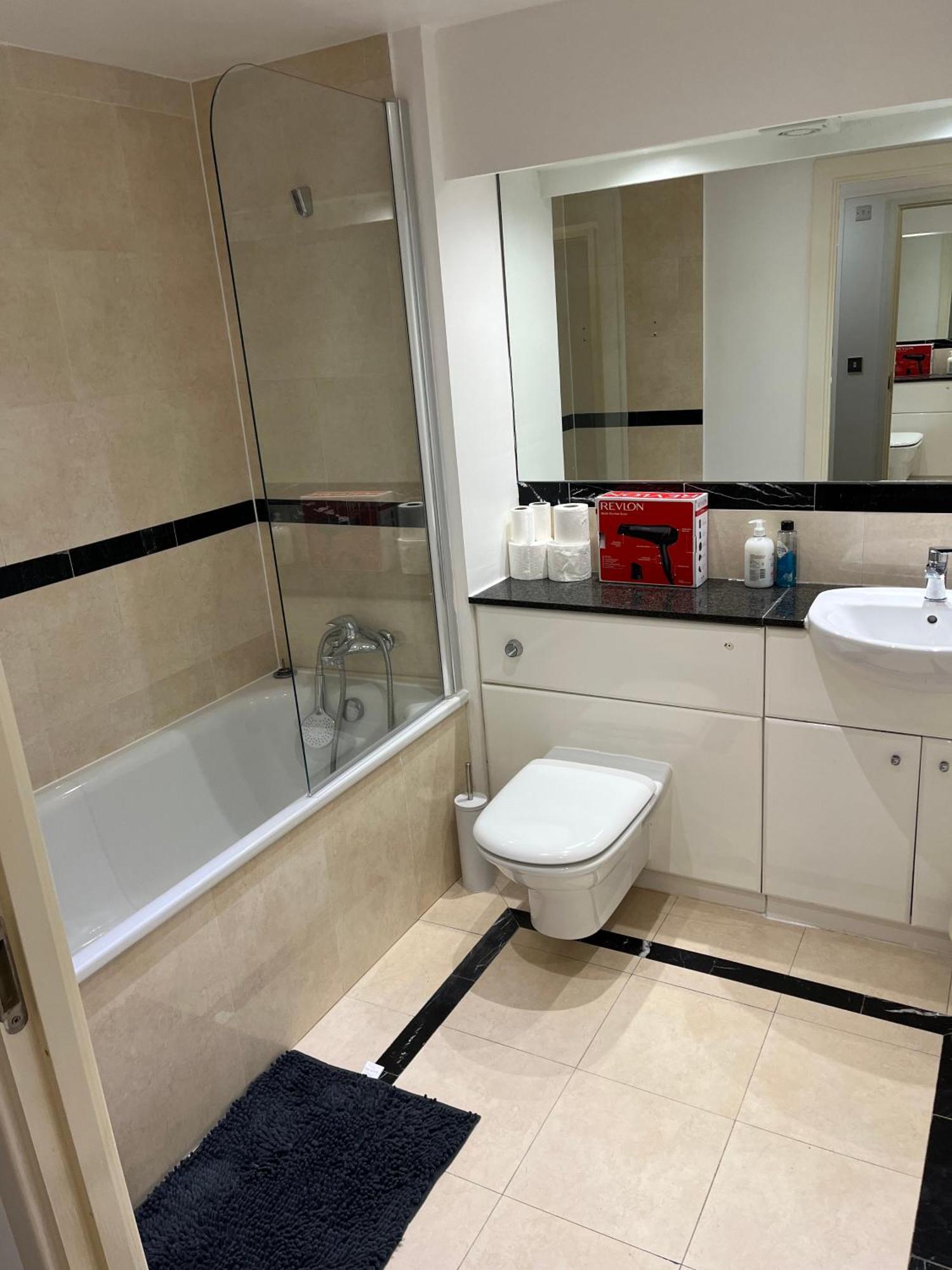 Guest house Roomzzz Near The Excel Exhibition Centre Royal Victoria O2 Arena Central 24 Hour Self Check-in *