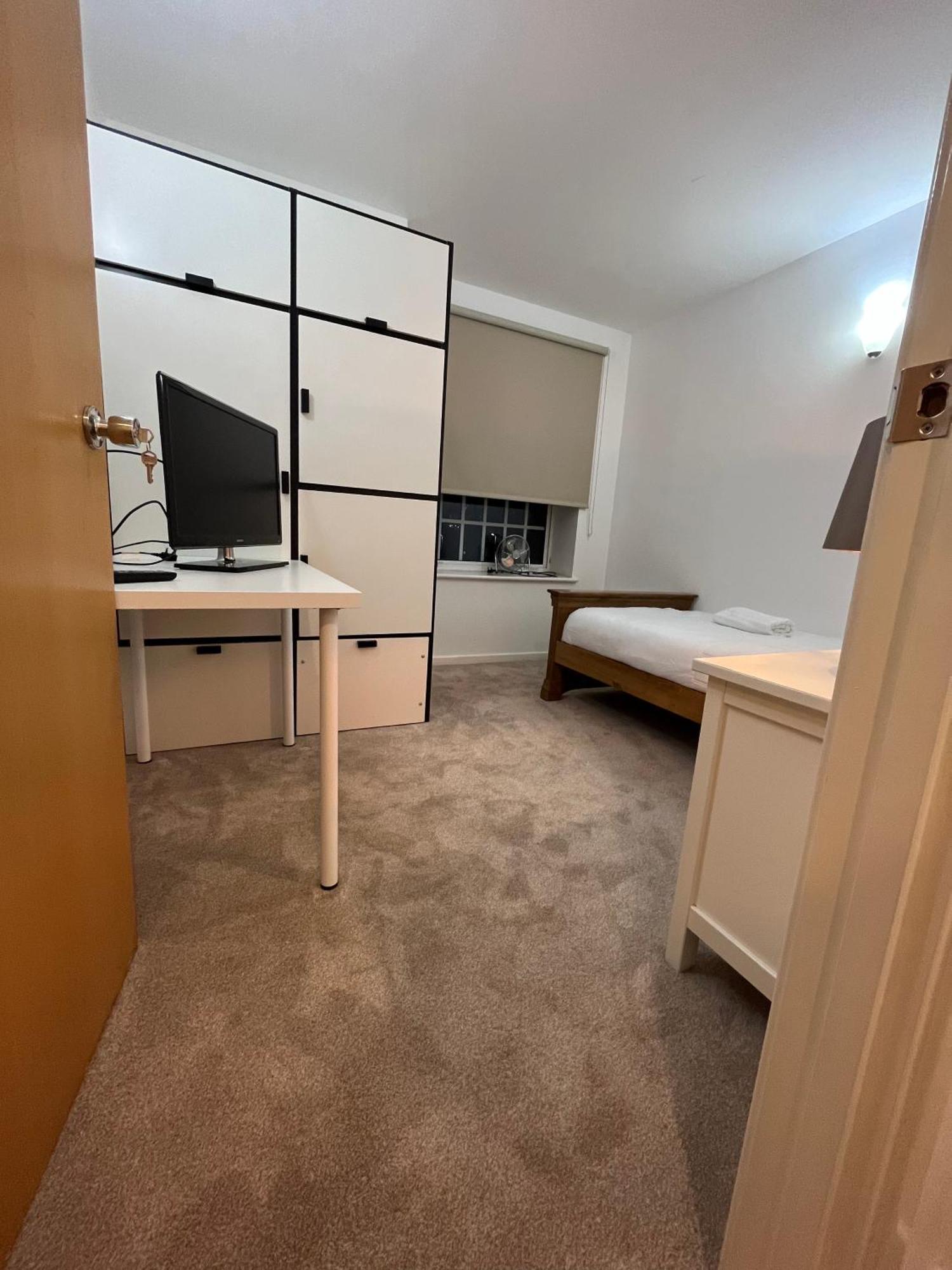 Guest house Roomzzz Near The Excel Exhibition Centre Royal Victoria O2 Arena Central 24 Hour Self Check-in
