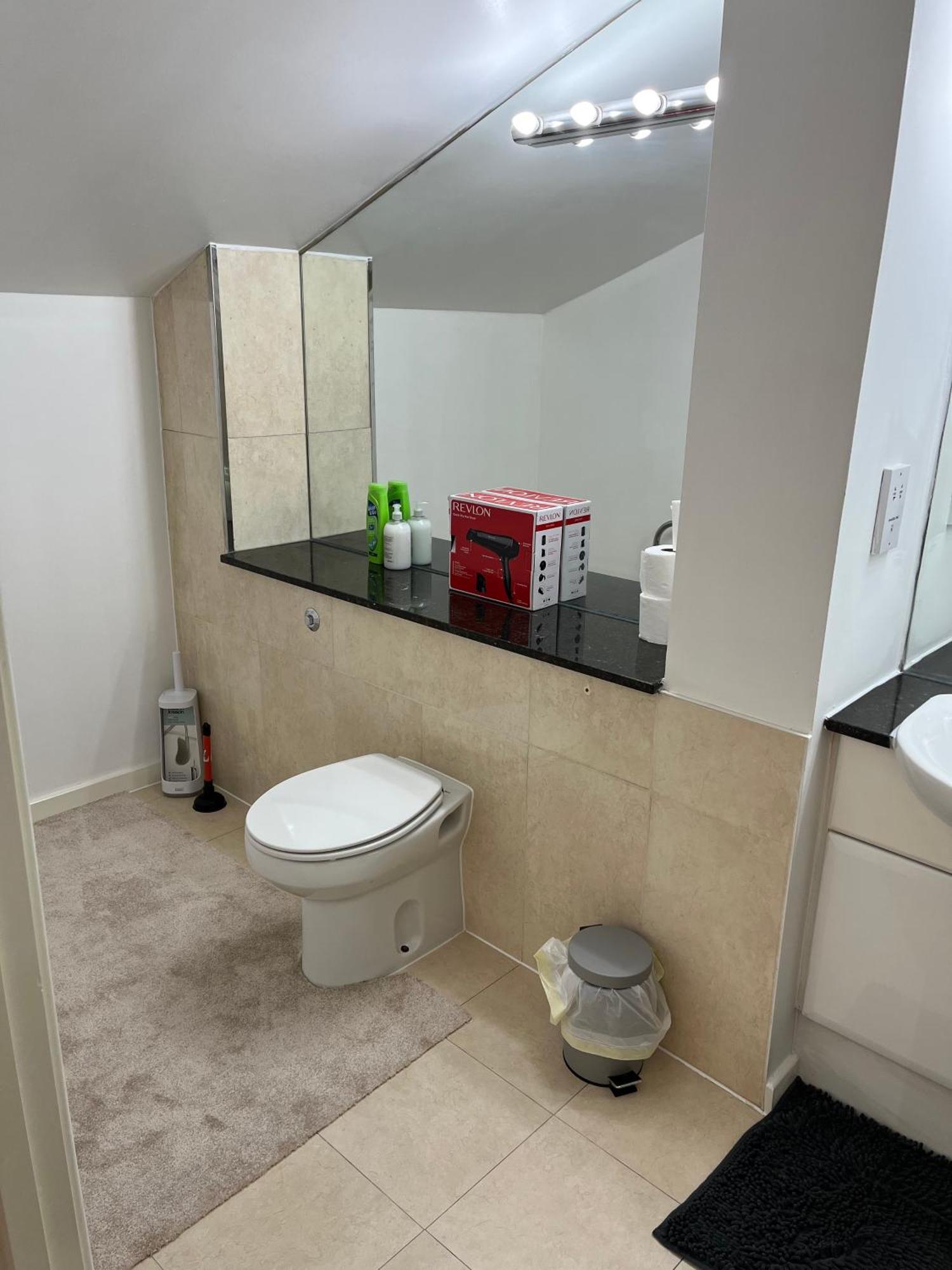 Guest house Roomzzz Near The Excel Exhibition Centre Royal Victoria O2 Arena Central 24 Hour Self Check-in