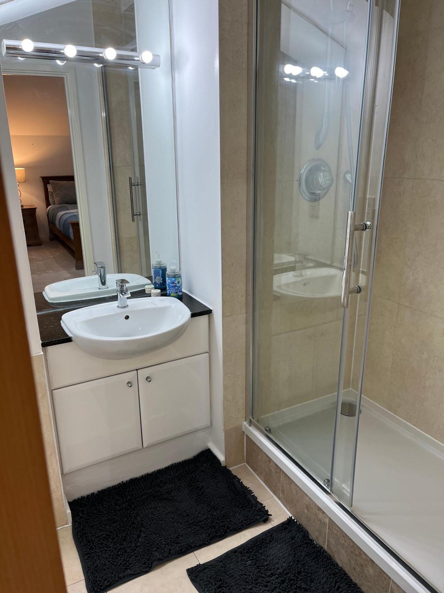 Guest house Roomzzz Near The Excel Exhibition Centre Royal Victoria O2 Arena Central 24 Hour Self Check-in