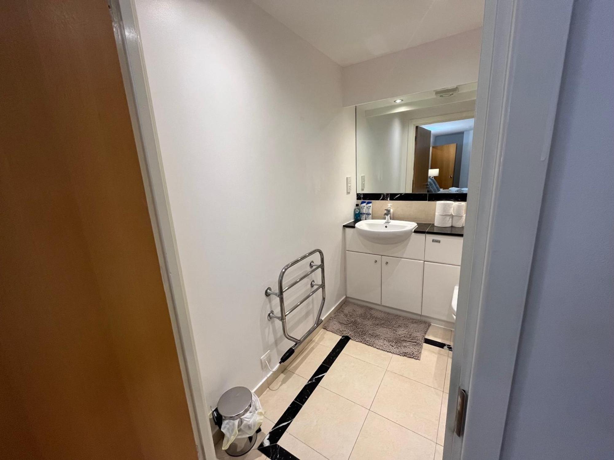 Roomzzz Near The Excel Exhibition Centre Royal Victoria O2 Arena Central 24 Hour Self Check-in Guest house *