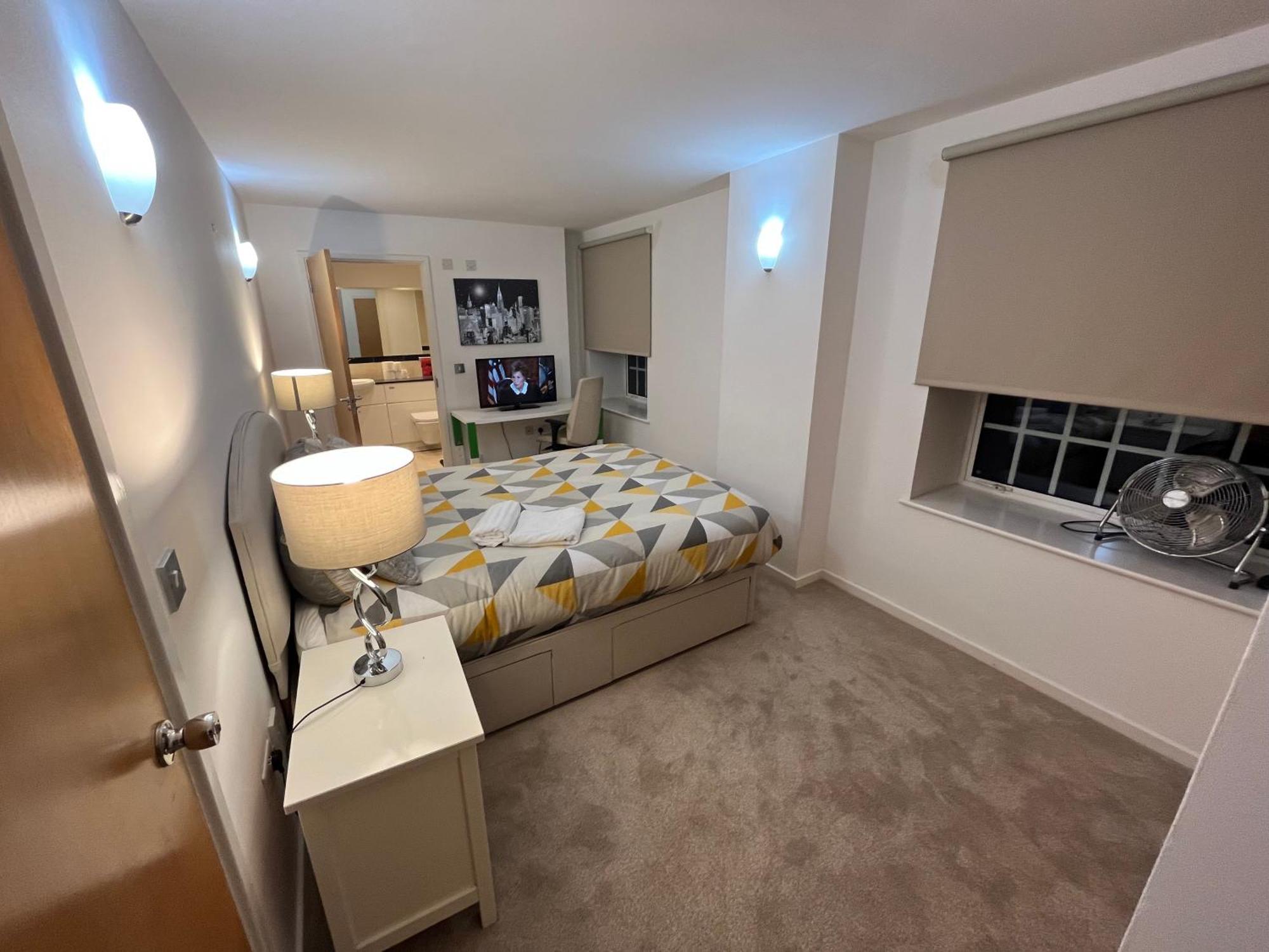 Guest house Roomzzz Near The Excel Exhibition Centre Royal Victoria O2 Arena Central 24 Hour Self Check-in London