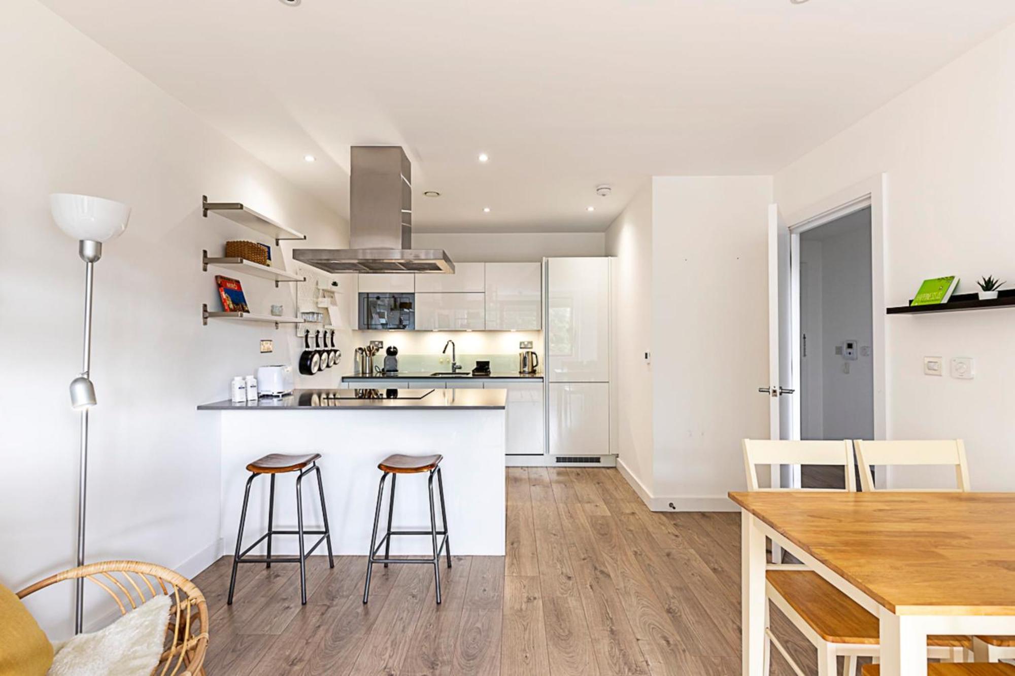 Well-connected Cosy And Bright Modern Flat *