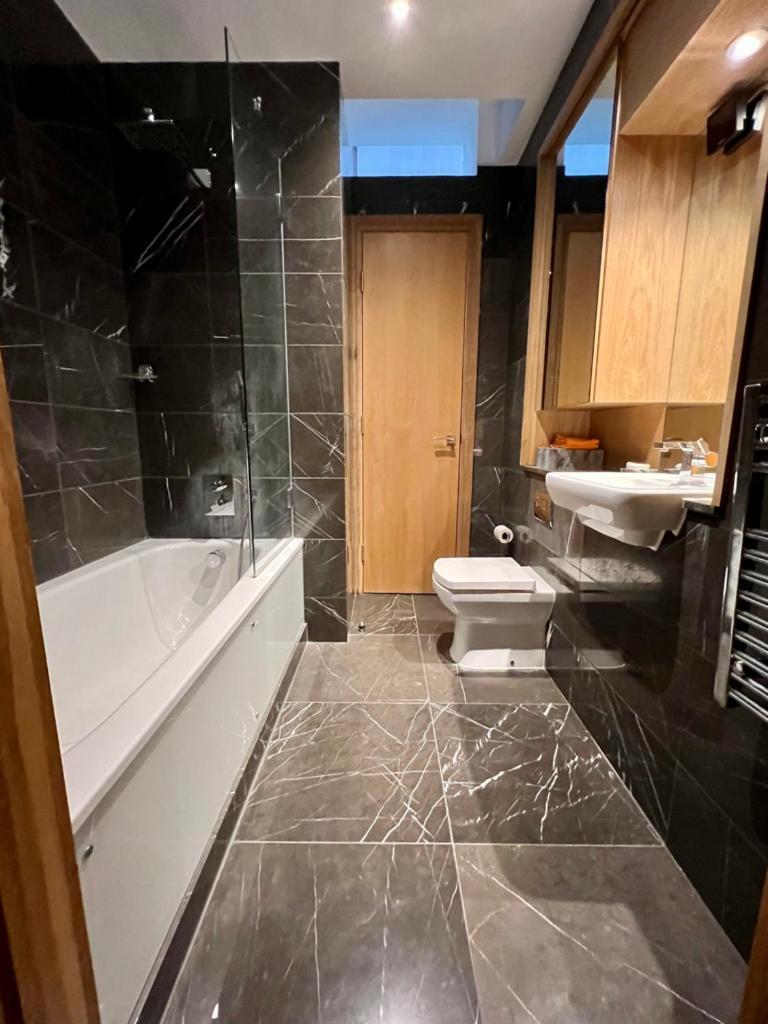 Luxurious 2 Bedroon Flat In The Heart Of Apartment *