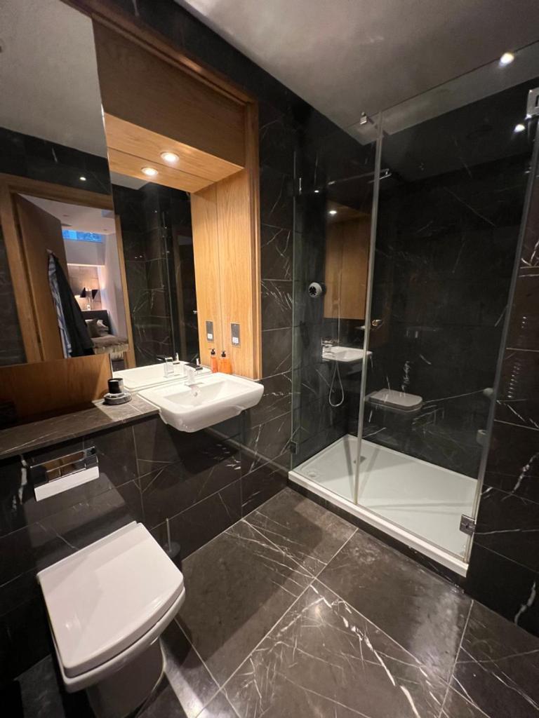 Luxurious 2 Bedroon Flat In The Heart Of Apartment