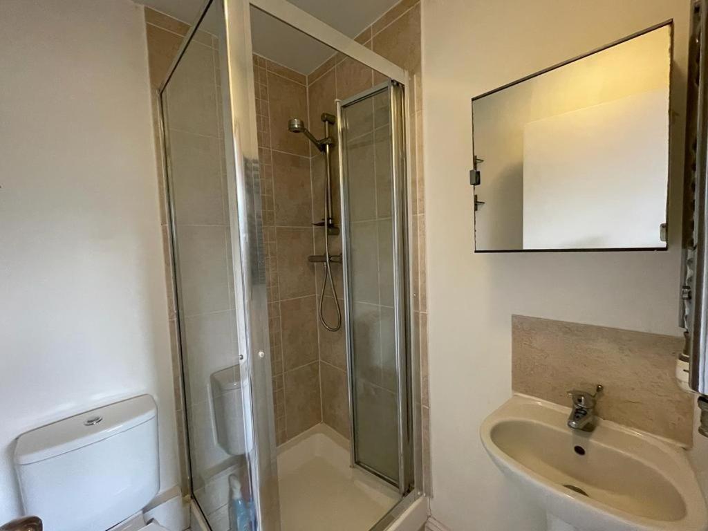 Spacious Double Bedroom With Private Bathroom Ensuite In Canary Wharf E14, Only 1 Stop To Excel And O2 For Short Or Long Let In Canary Wharf, Less Than An Hour From Heathrow, Stansted And Gatwick Airport London