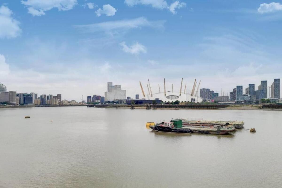 Guest house Spacious Double Bedroom With Private Bathroom Ensuite In Canary Wharf E14, Only 1 Stop To Excel And O2 For Short Or Long Let In Canary Wharf, Less Than An Hour From Heathrow, Stansted And Gatwick Airport