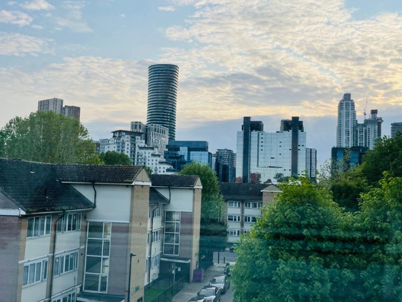 Spacious Double Bedroom With Private Bathroom Ensuite In Canary Wharf E14, Only 1 Stop To Excel And O2 For Short Or Long Let In Canary Wharf, Less Than An Hour From Heathrow, Stansted And Gatwick Airport *