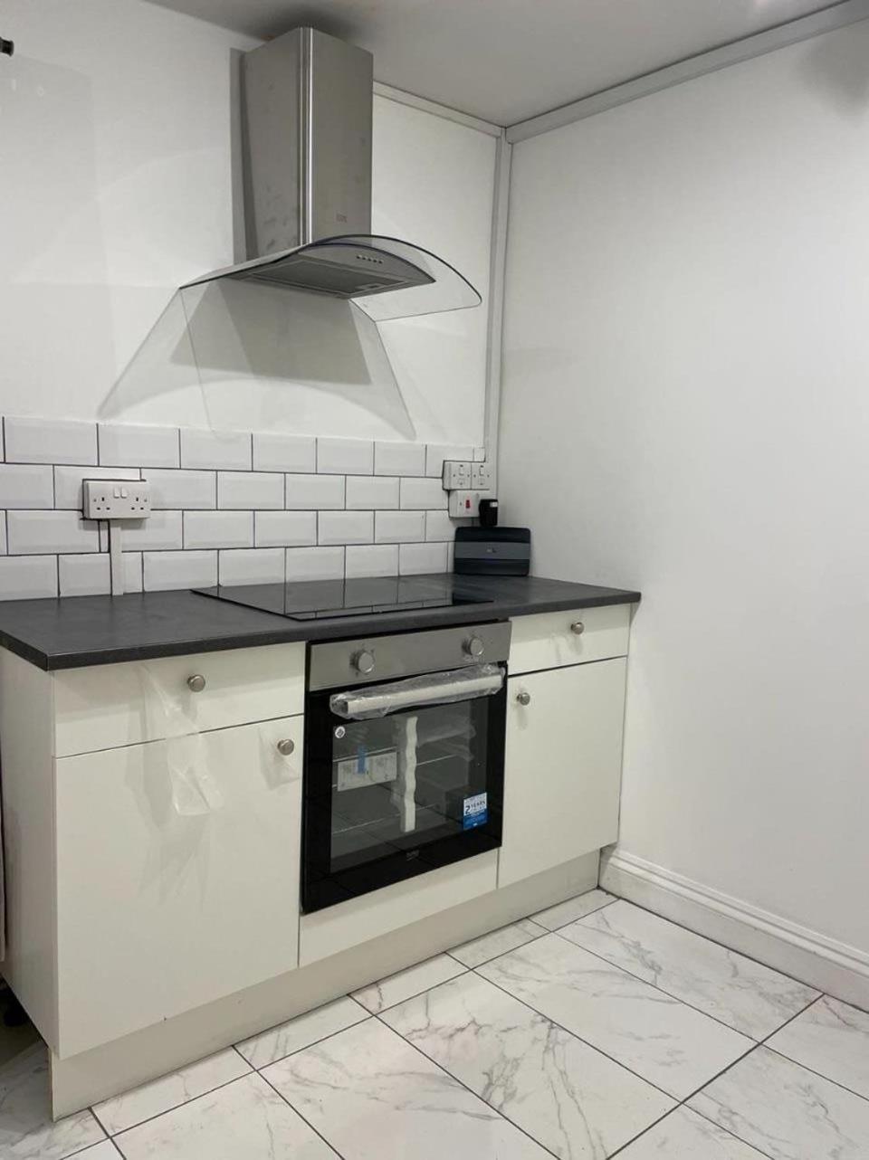 Spacious Double Bedroom With Private Bathroom Ensuite In Canary Wharf E14, Only 1 Stop To Excel And O2 For Short Or Long Let In Canary Wharf, Less Than An Hour From Heathrow, Stansted And Gatwick Airport Guest house *