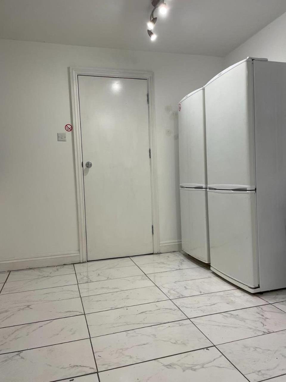 Spacious Double Bedroom With Private Bathroom Ensuite In Canary Wharf E14, Only 1 Stop To Excel And O2 For Short Or Long Let In Canary Wharf, Less Than An Hour From Heathrow, Stansted And Gatwick Airport *