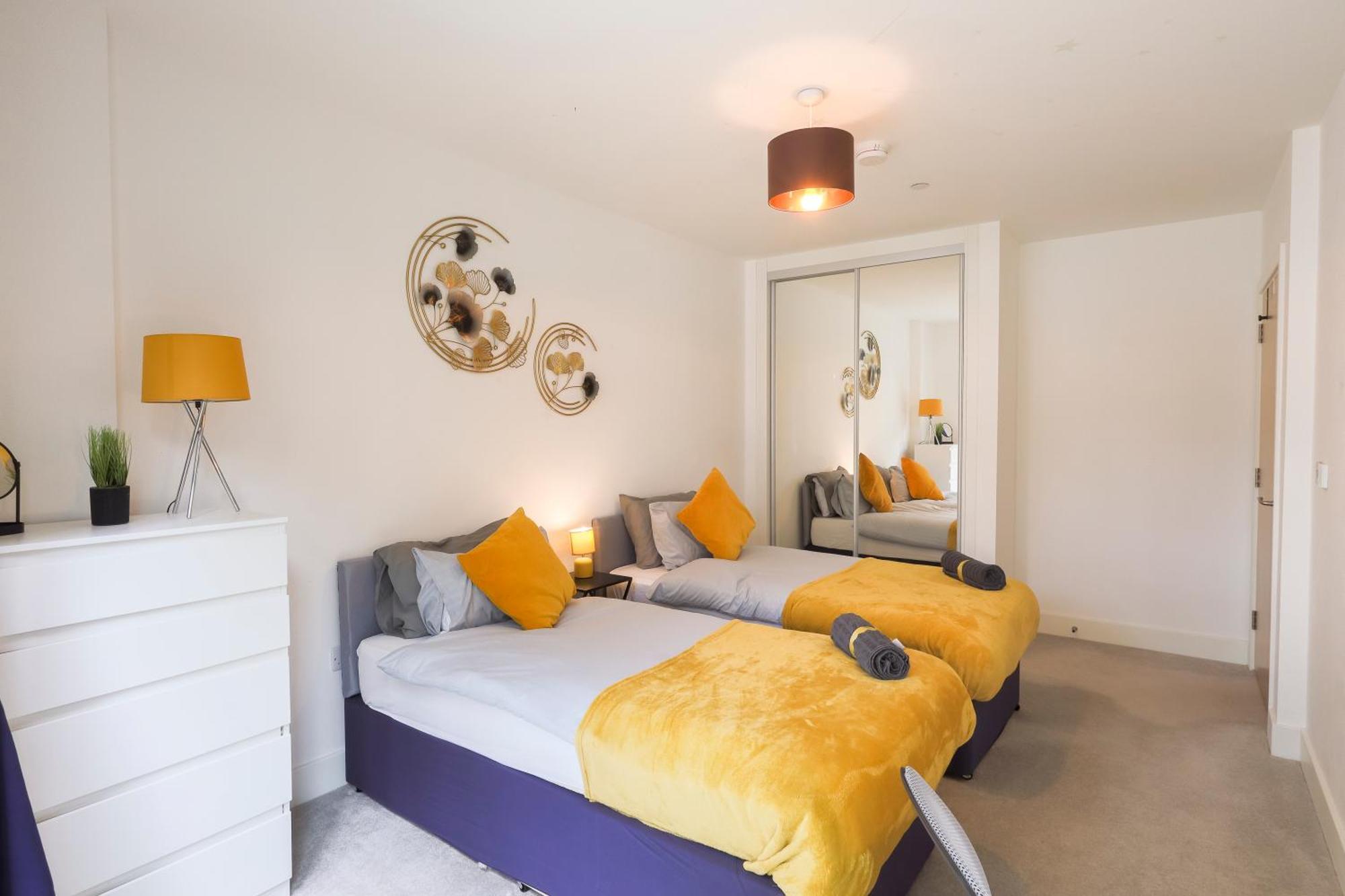 Stylish 2br By Dluxoria Short Lets & Serviced Greater With Pet Friendly, Free Wifi & Free Parking Apartamento *