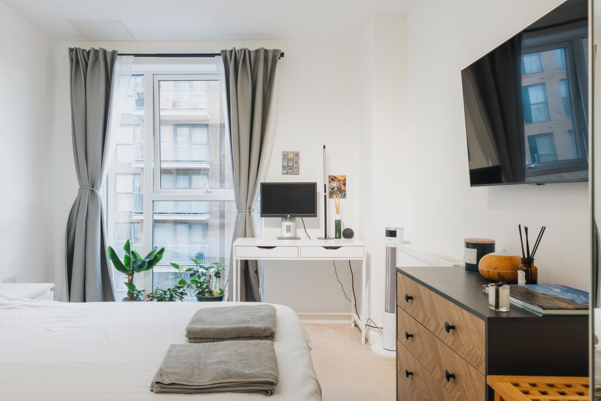 Brixton Village Flat- Private En-suite Double Bedroom Homestay *