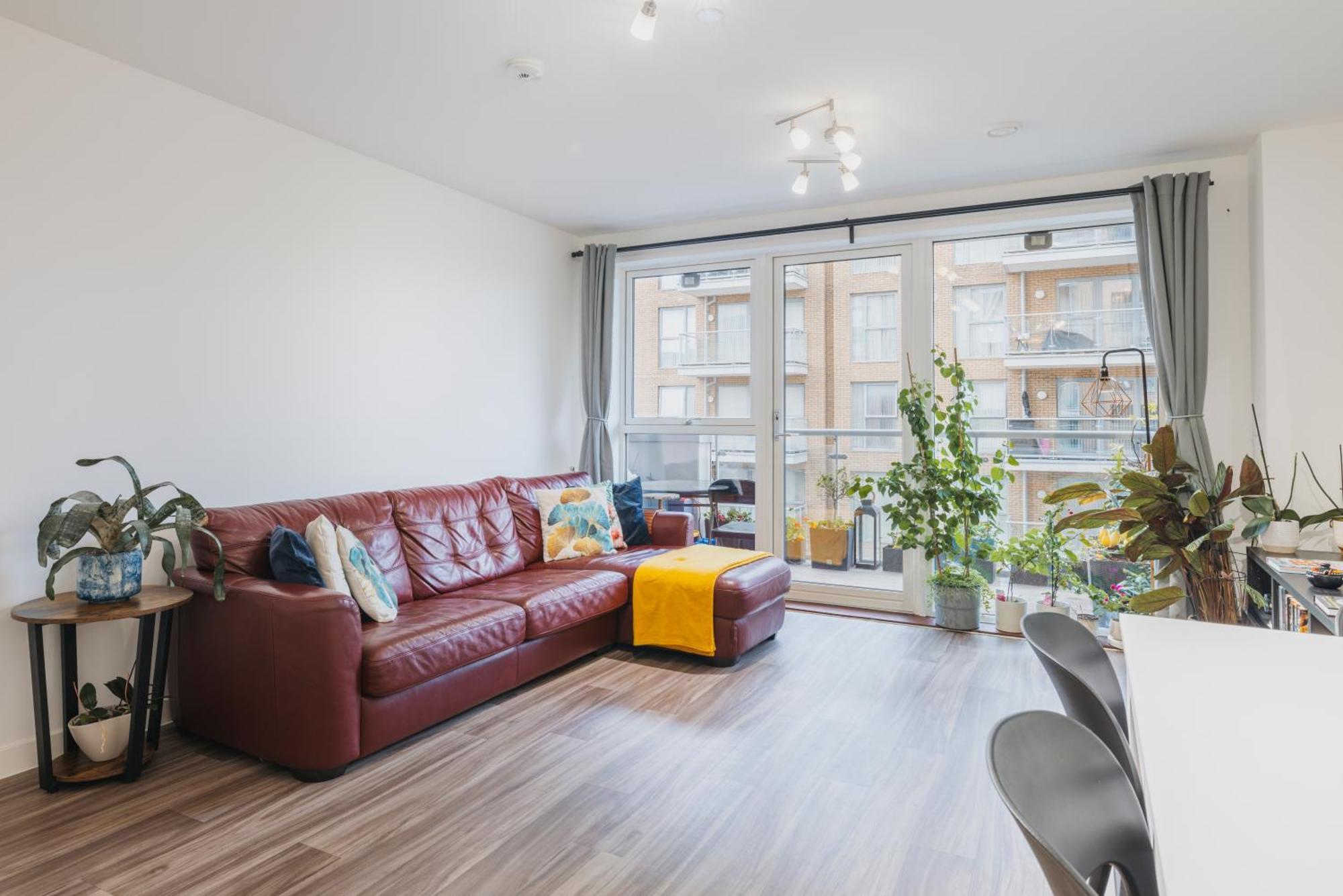 Brixton Village Flat- Private En-suite Double Bedroom Homestay *