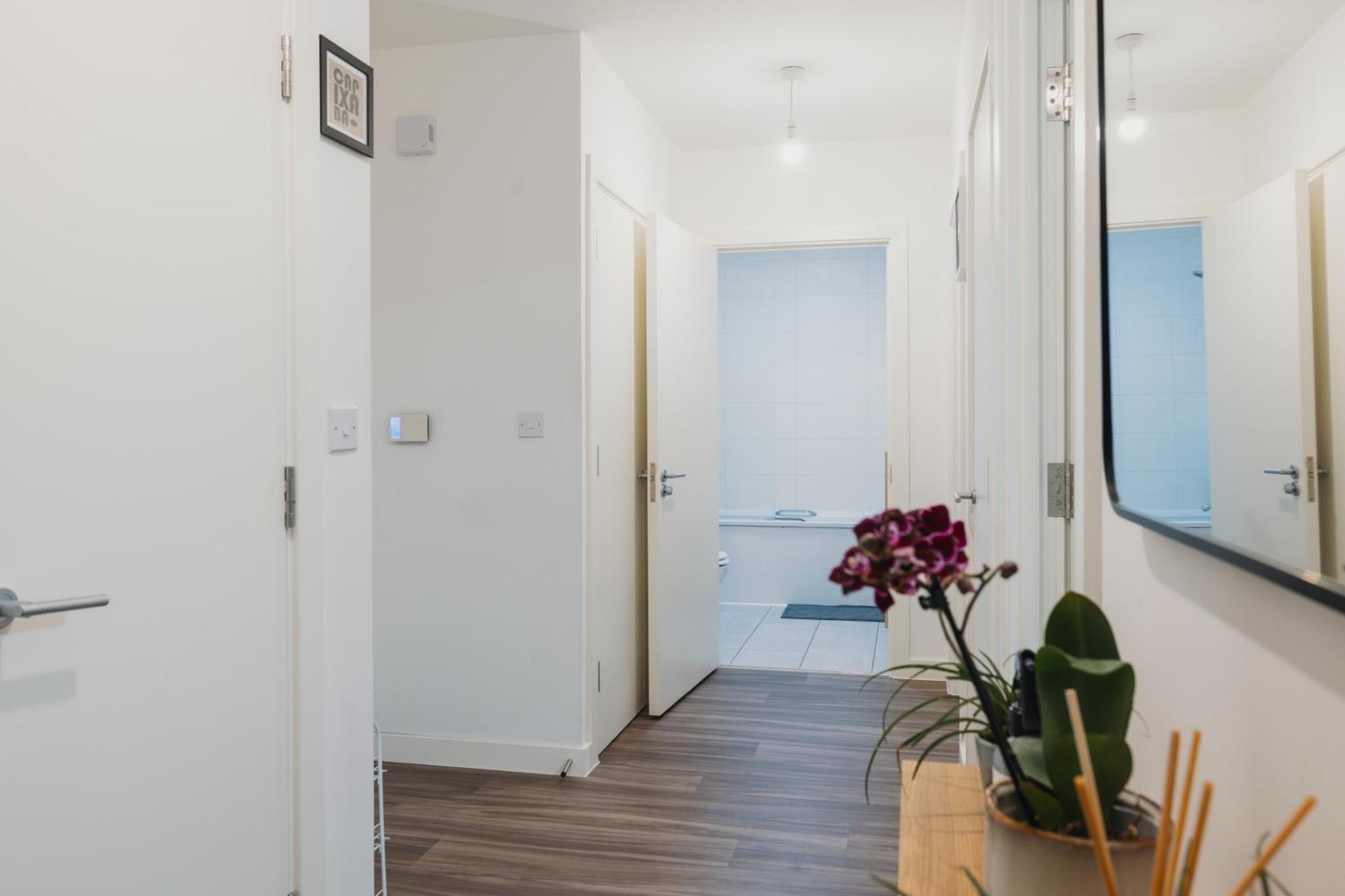 Brixton Village Flat- Private En-suite Double Bedroom Homestay
