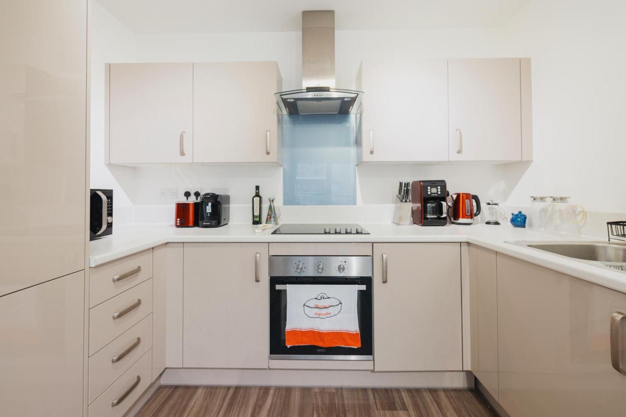 Brixton Village Flat- Private En-suite Double Bedroom Homestay