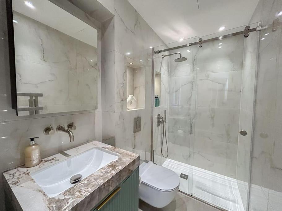 Stylish 2 Bed Flat On The Iconic Gloucester Road Londres