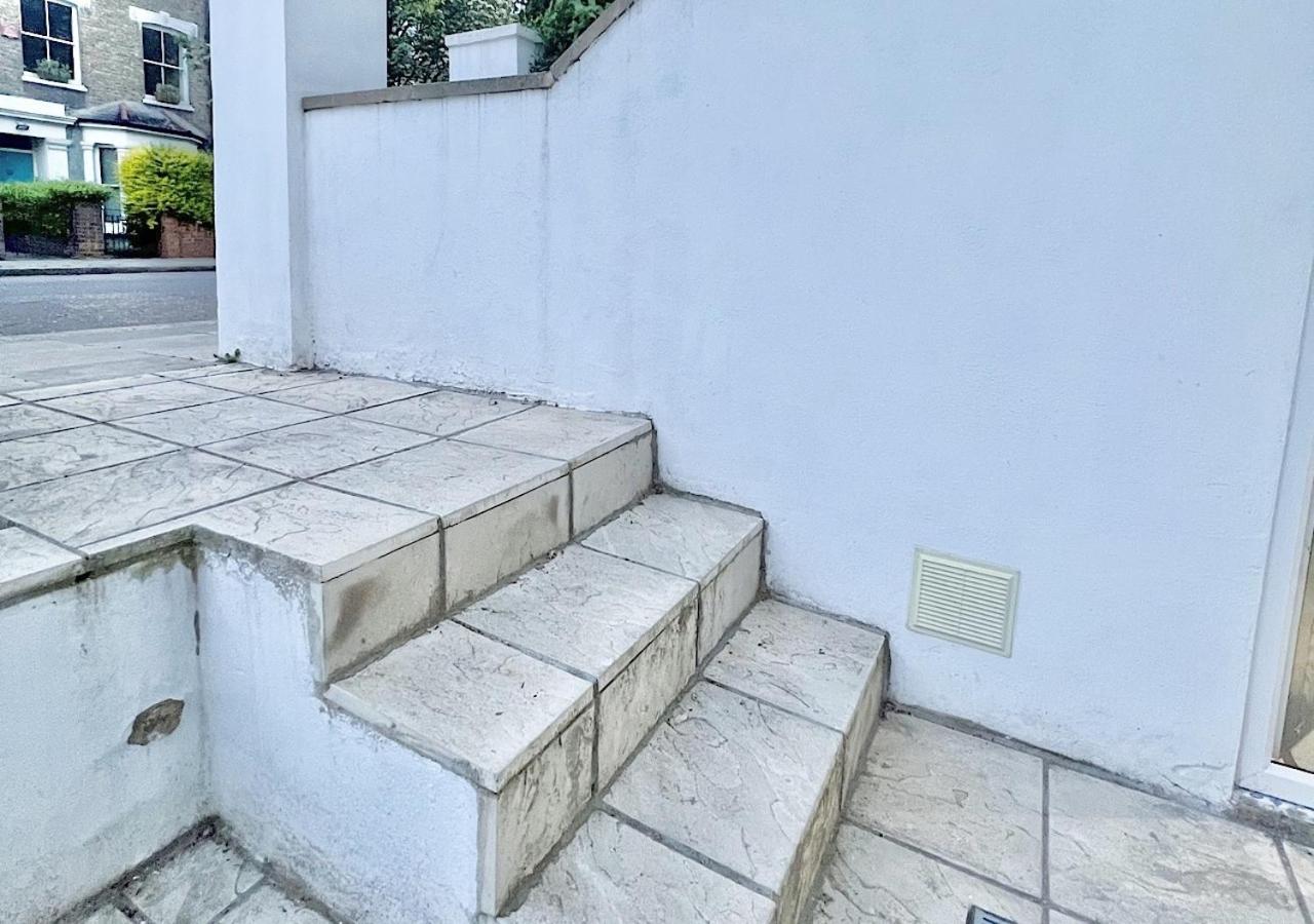 Three Bedroom Apartment By Dashh Properties Short Lets & Serviced Accommodation In Shepherds Bush Sleeps 9 With Free Wifi Holiday home *