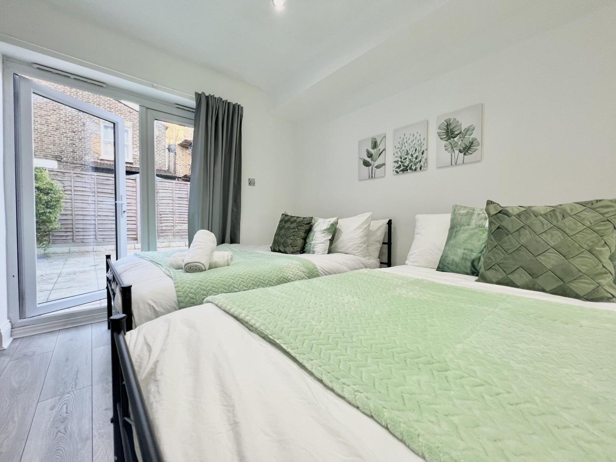 Holiday home Three Bedroom Apartment By Dashh Properties Short Lets & Serviced Accommodation In Shepherds Bush Sleeps 9 With Free Wifi