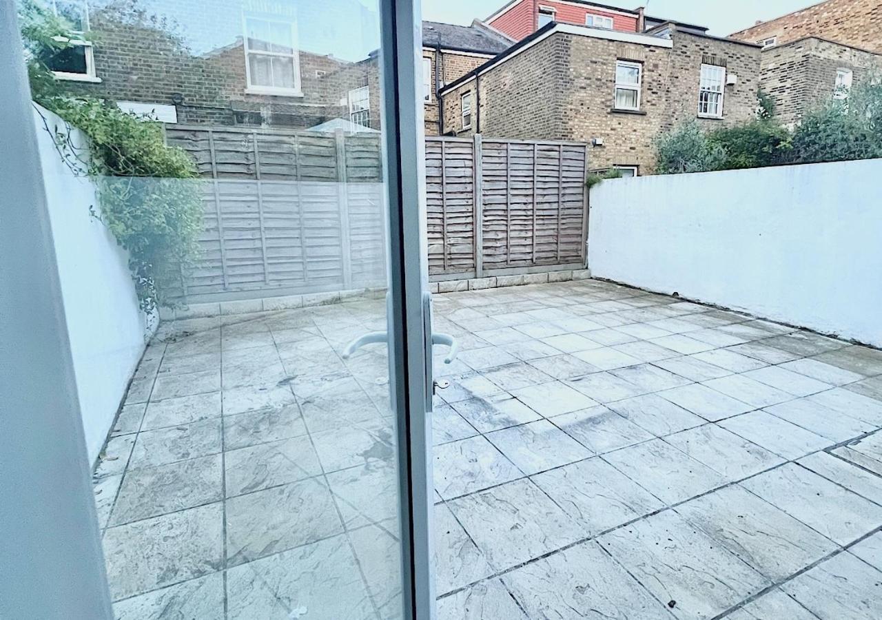 Three Bedroom Apartment By Dashh Properties Short Lets & Serviced Accommodation In Shepherds Bush Sleeps 9 With Free Wifi