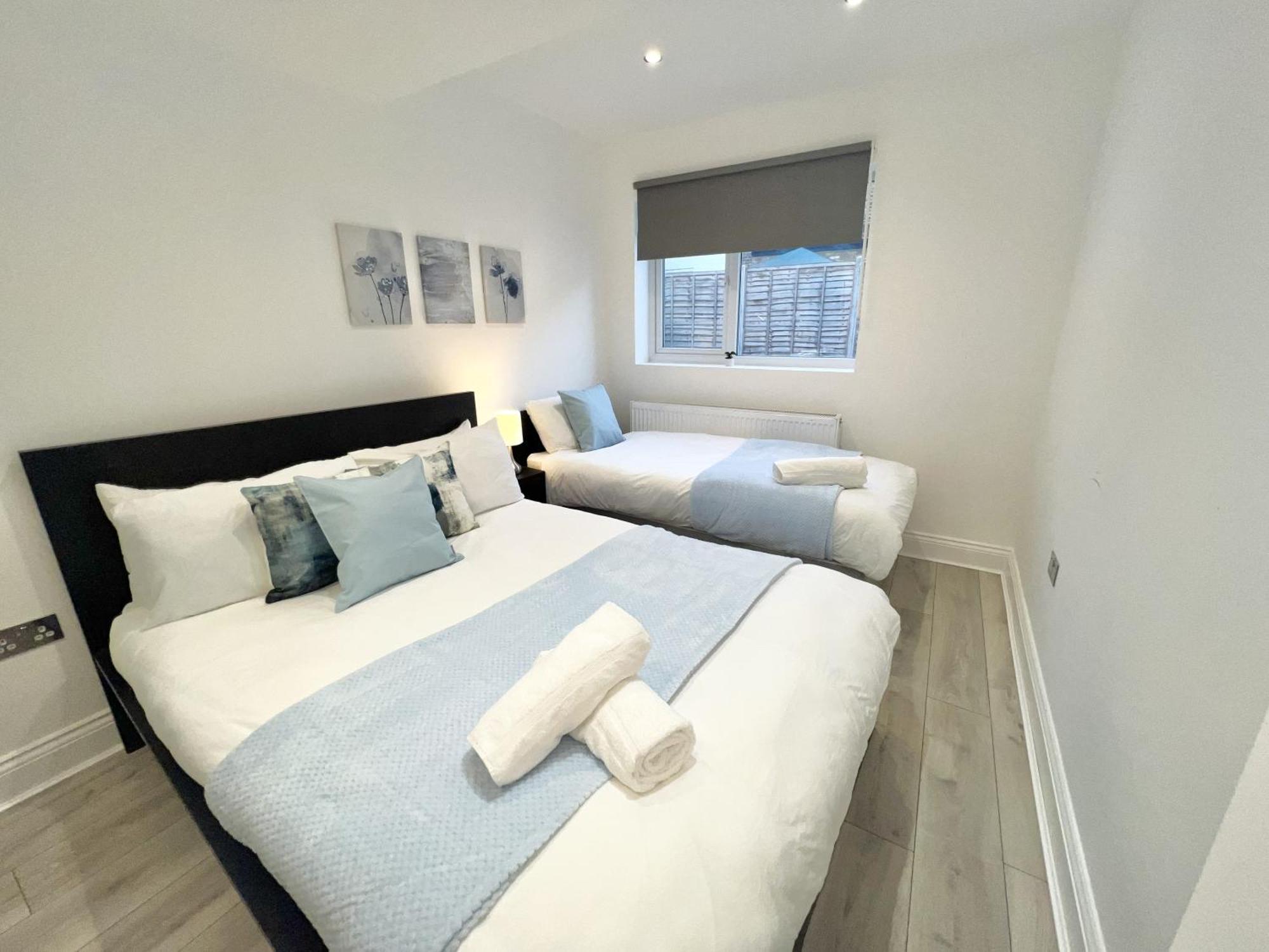 Three Bedroom Apartment By Dashh Properties Short Lets & Serviced Accommodation In Shepherds Bush Sleeps 9 With Free Wifi London