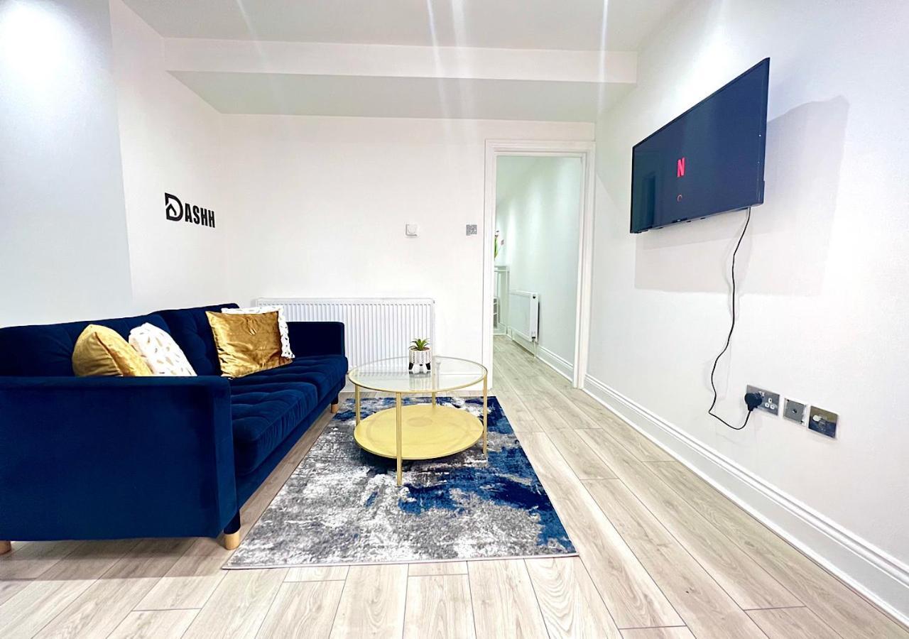 Three Bedroom Apartment By Dashh Properties Short Lets & Serviced Accommodation In Shepherds Bush Sleeps 9 With Free Wifi *