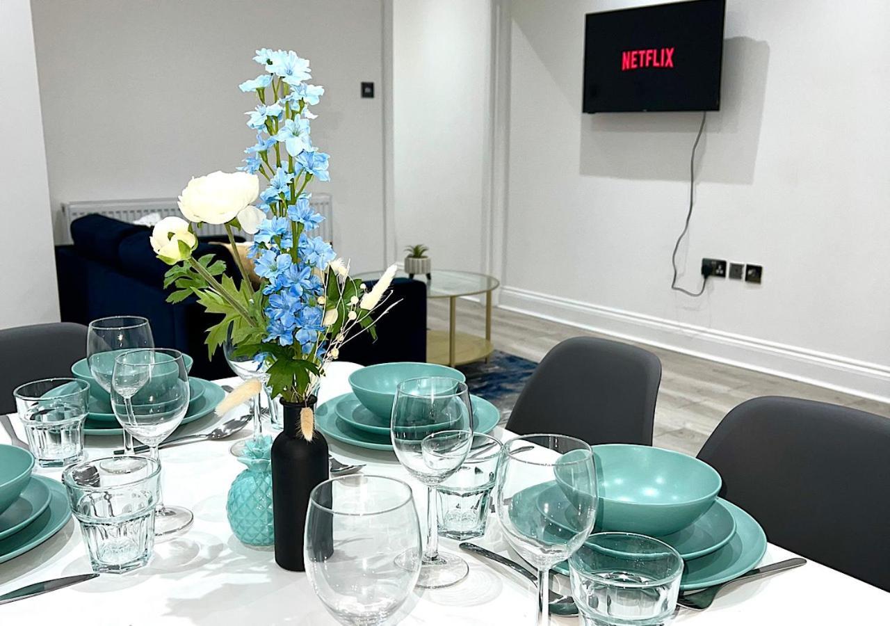 Three Bedroom Apartment By Dashh Properties Short Lets & Serviced Accommodation In Shepherds Bush Sleeps 9 With Free Wifi Holiday home London