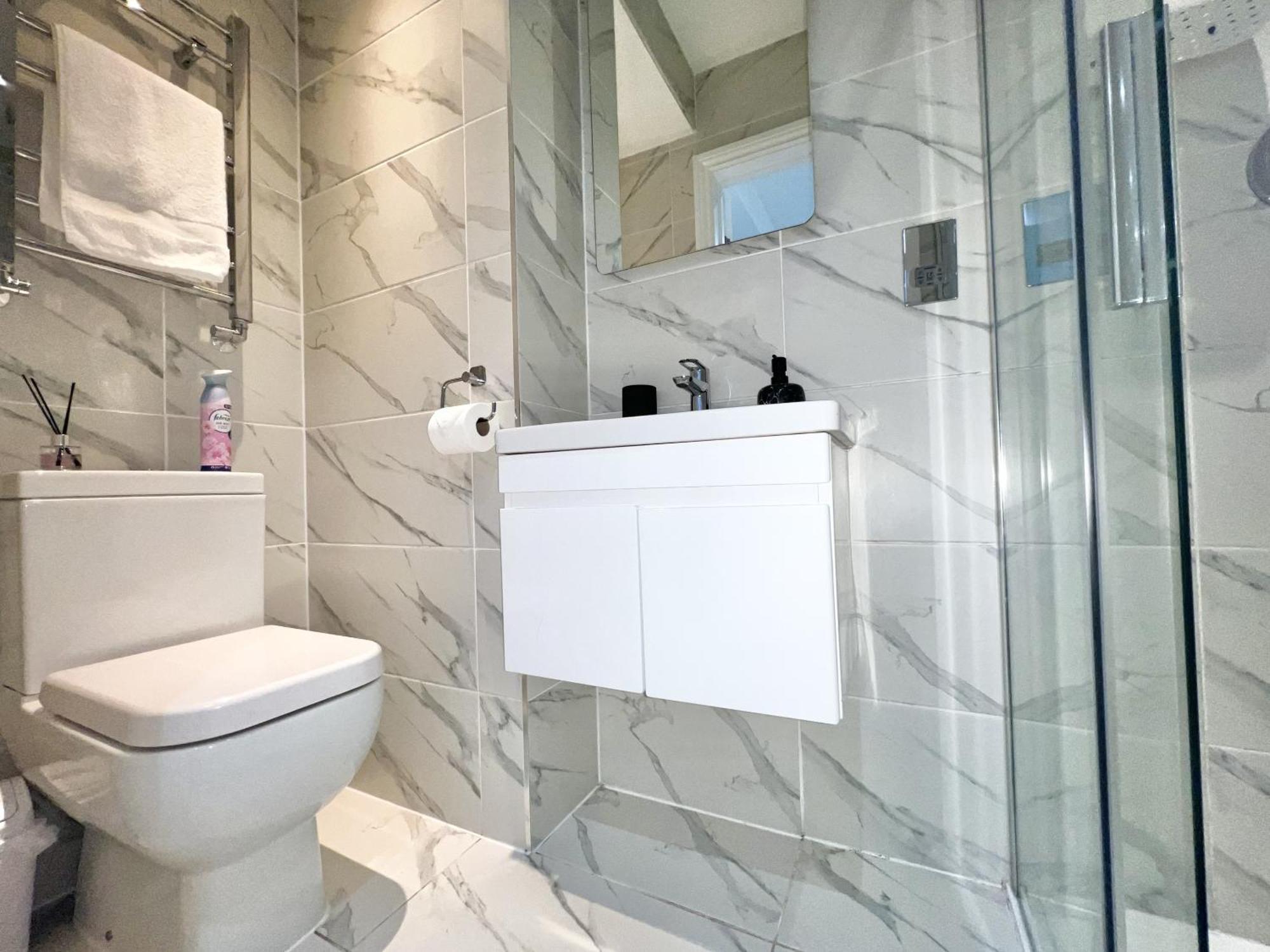Holiday home Three Bedroom Apartment By Dashh Properties Short Lets & Serviced Accommodation In Shepherds Bush Sleeps 9 With Free Wifi London