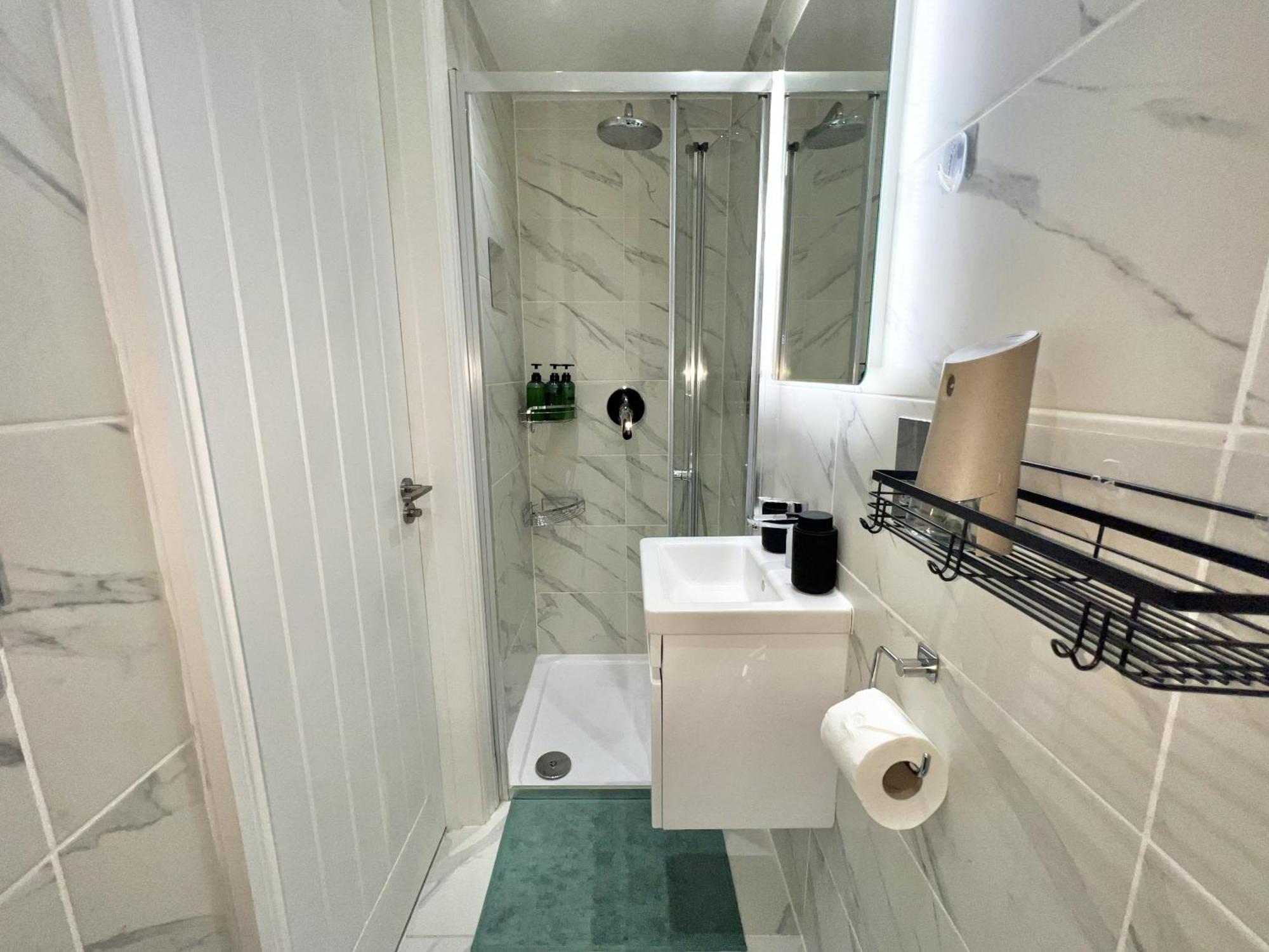 Three Bedroom Apartment By Dashh Properties Short Lets & Serviced Accommodation In Shepherds Bush Sleeps 9 With Free Wifi *