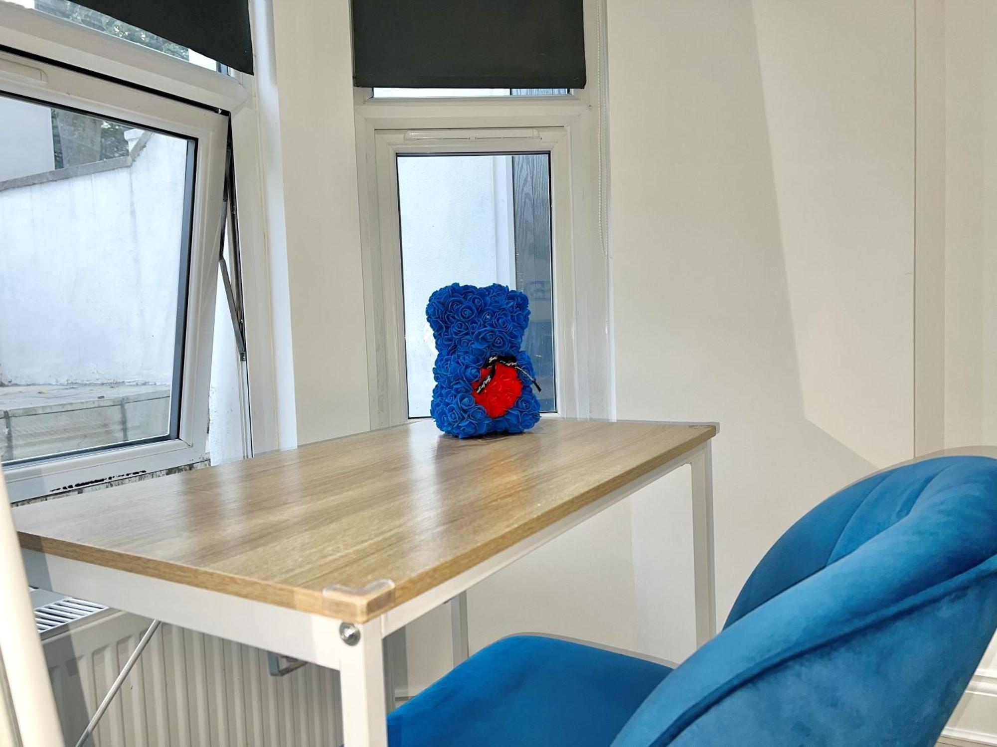 Three Bedroom Apartment By Dashh Properties Short Lets & Serviced Accommodation In Shepherds Bush Sleeps 9 With Free Wifi Holiday home London