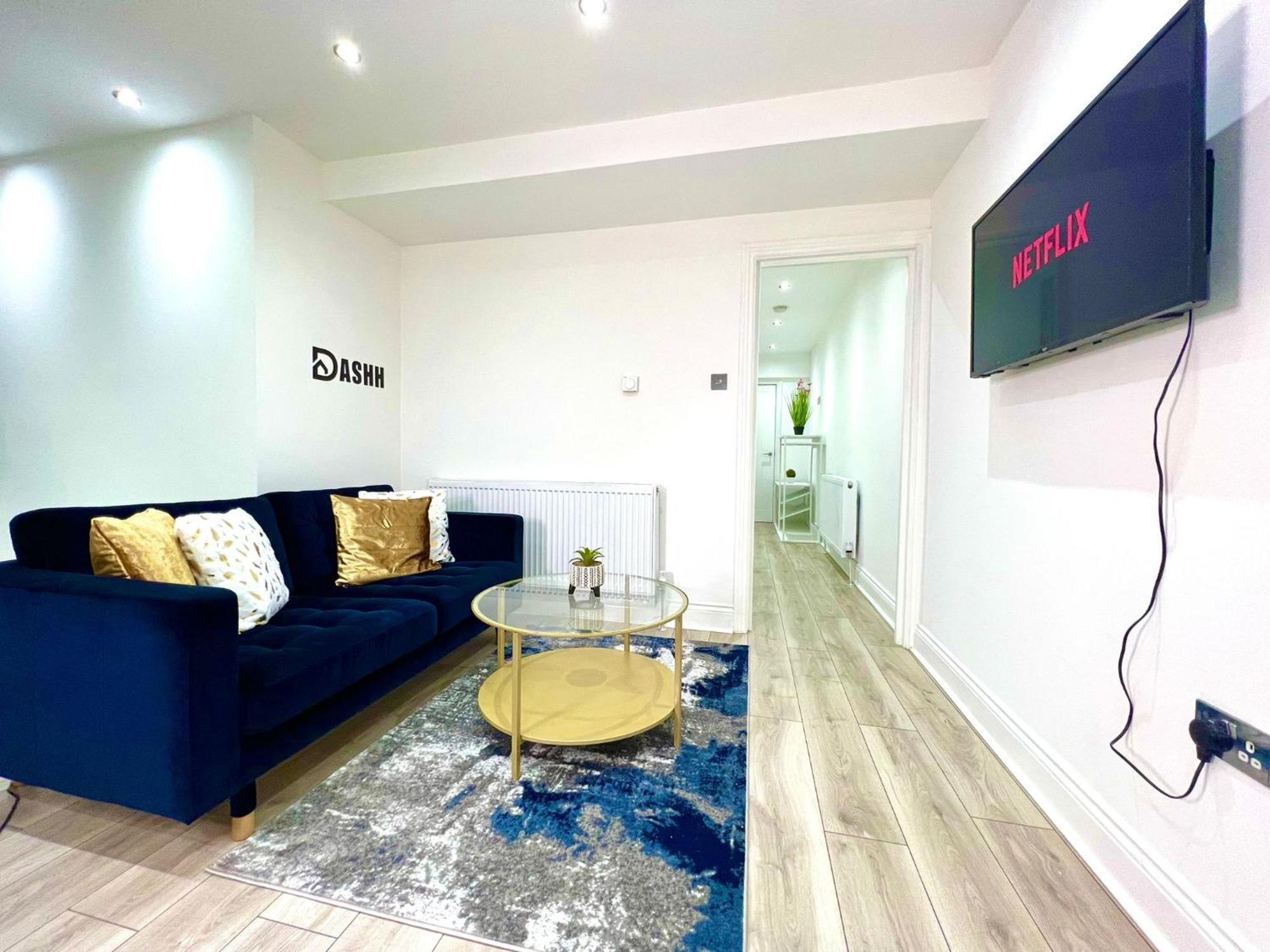 Three Bedroom Apartment By Dashh Properties Short Lets & Serviced Accommodation In Shepherds Bush Sleeps 9 With Free Wifi Holiday home