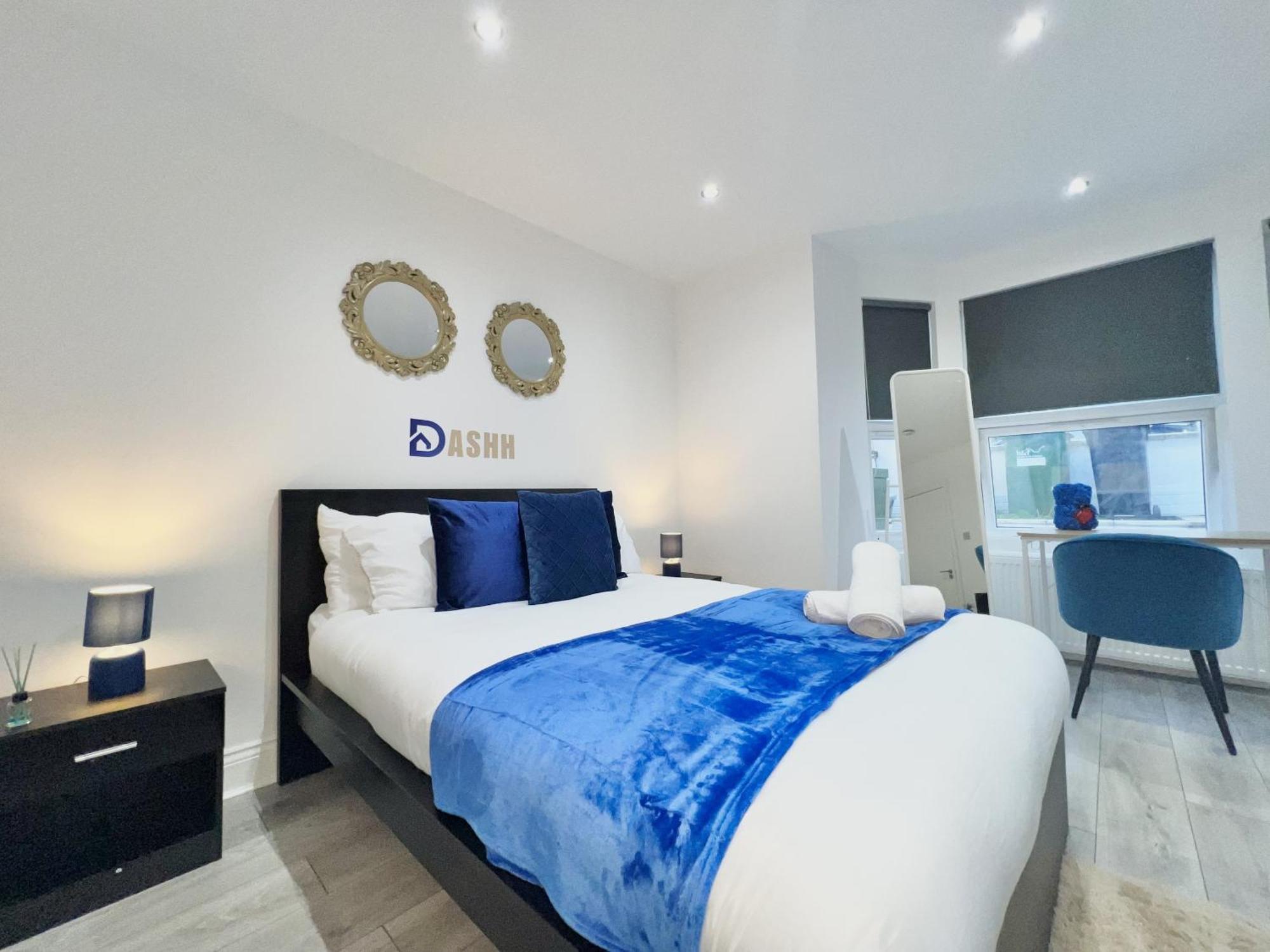 Three Bedroom Apartment By Dashh Properties Short Lets & Serviced Accommodation In Shepherds Bush Sleeps 9 With Free Wifi Holiday home London