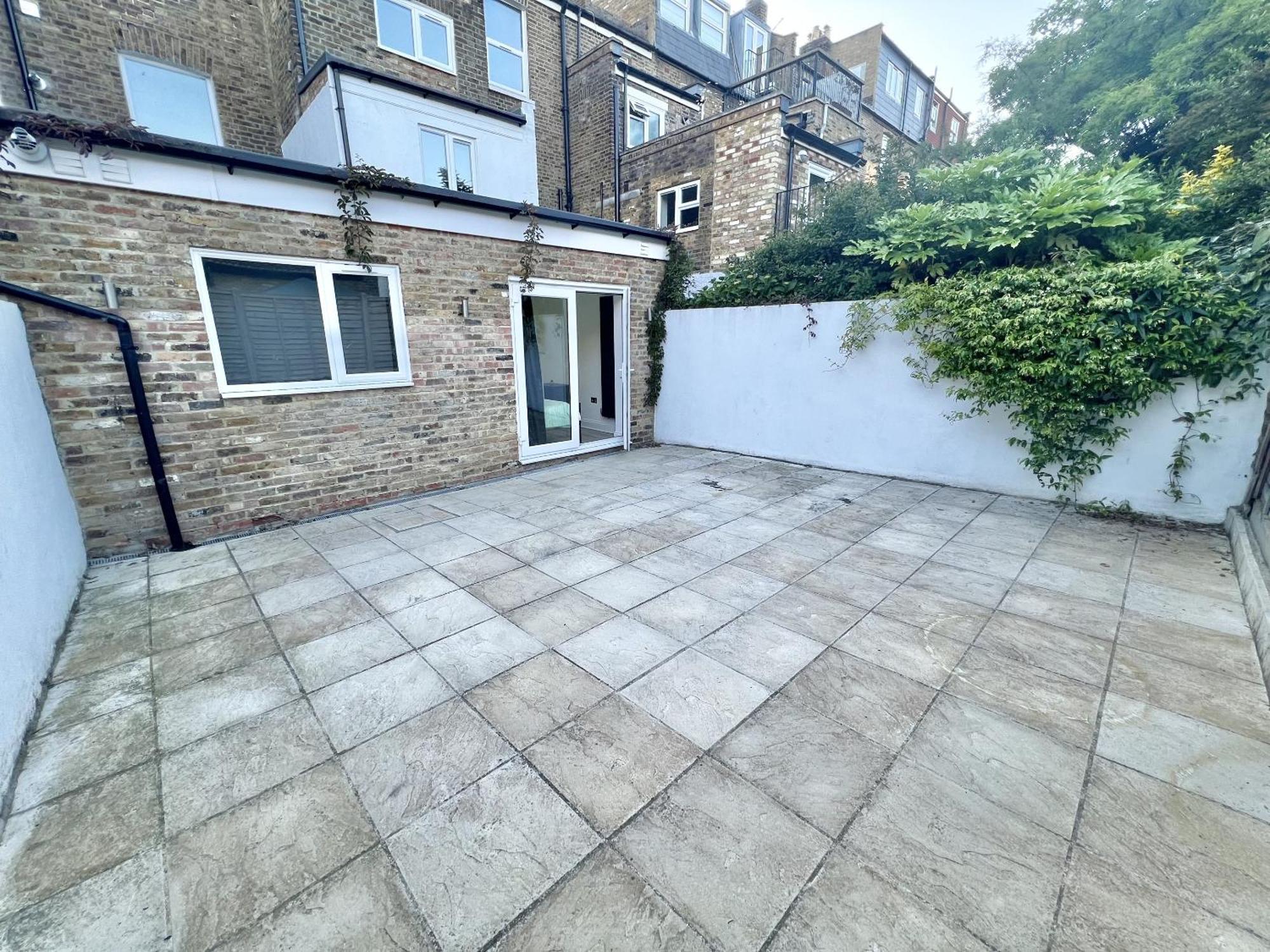 Three Bedroom Apartment By Dashh Properties Short Lets & Serviced Accommodation In Shepherds Bush Sleeps 9 With Free Wifi * London