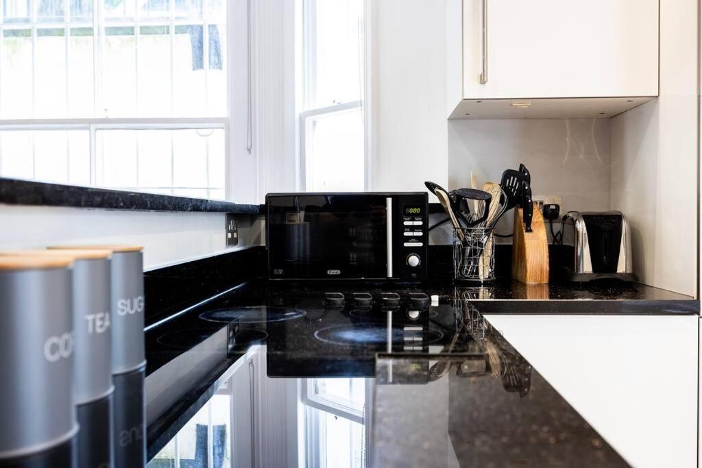 Smart Kensington Retreat 2br London