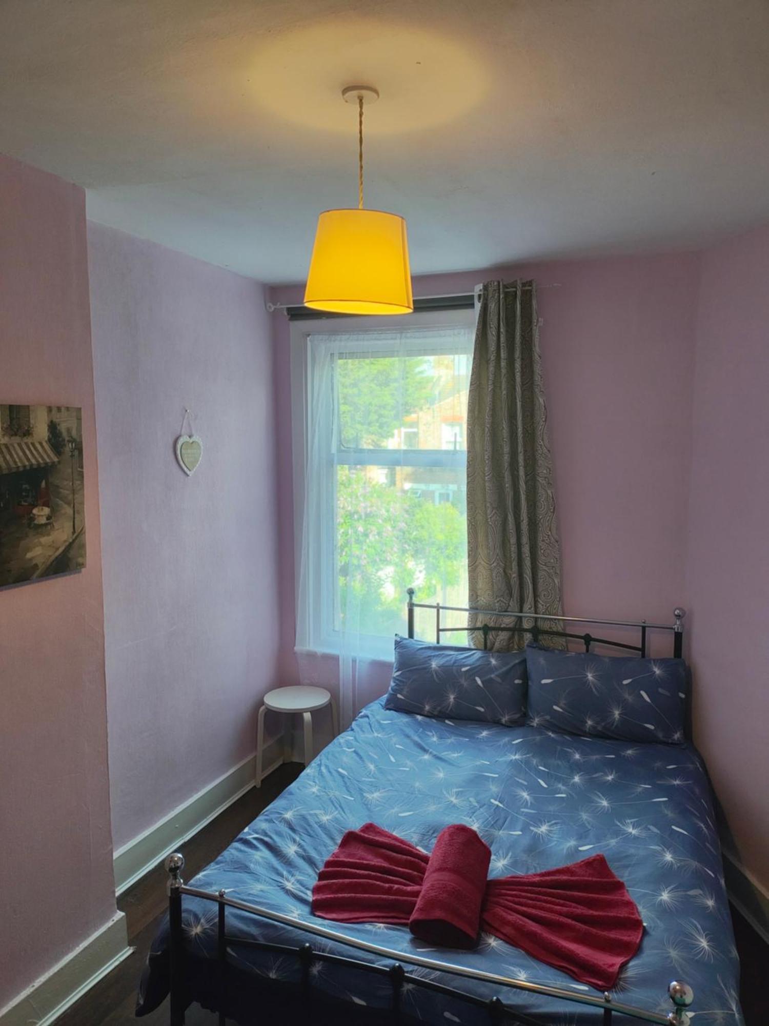 Charming Double Bed Retreat London