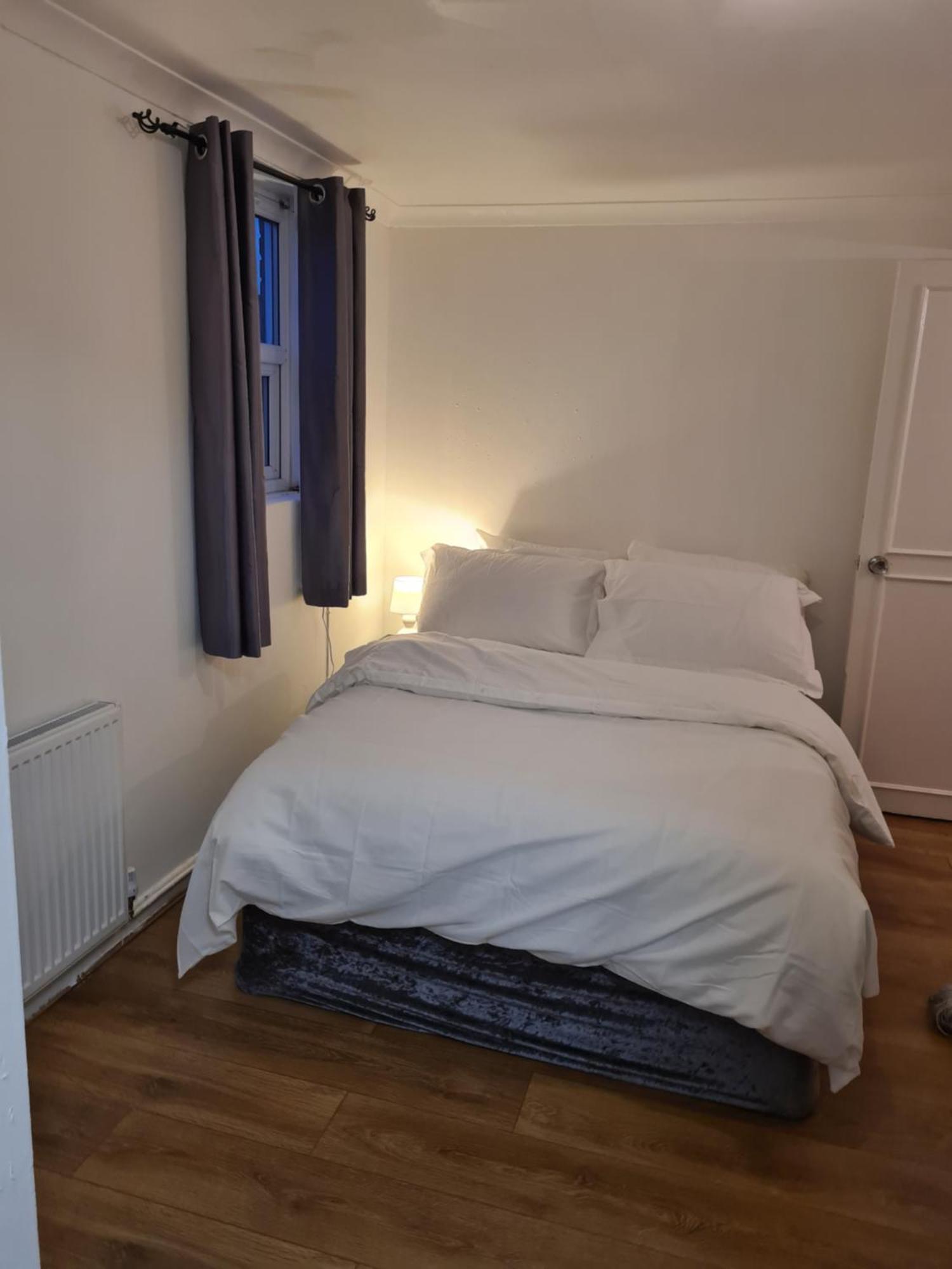 4br-2ensuite-10mincentrallondon-sleeps11-parking Casa de férias *