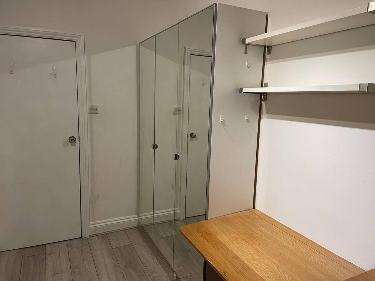 Spacious Double Bedroom With Private Bathroom Ensuite In Canary Wharf E14, Only 1 Stop To Excel And O2 For Short Or Long Let In Canary Wharf, Less Than An Hour From Heathrow, Stansted And Gatwick Airport * London