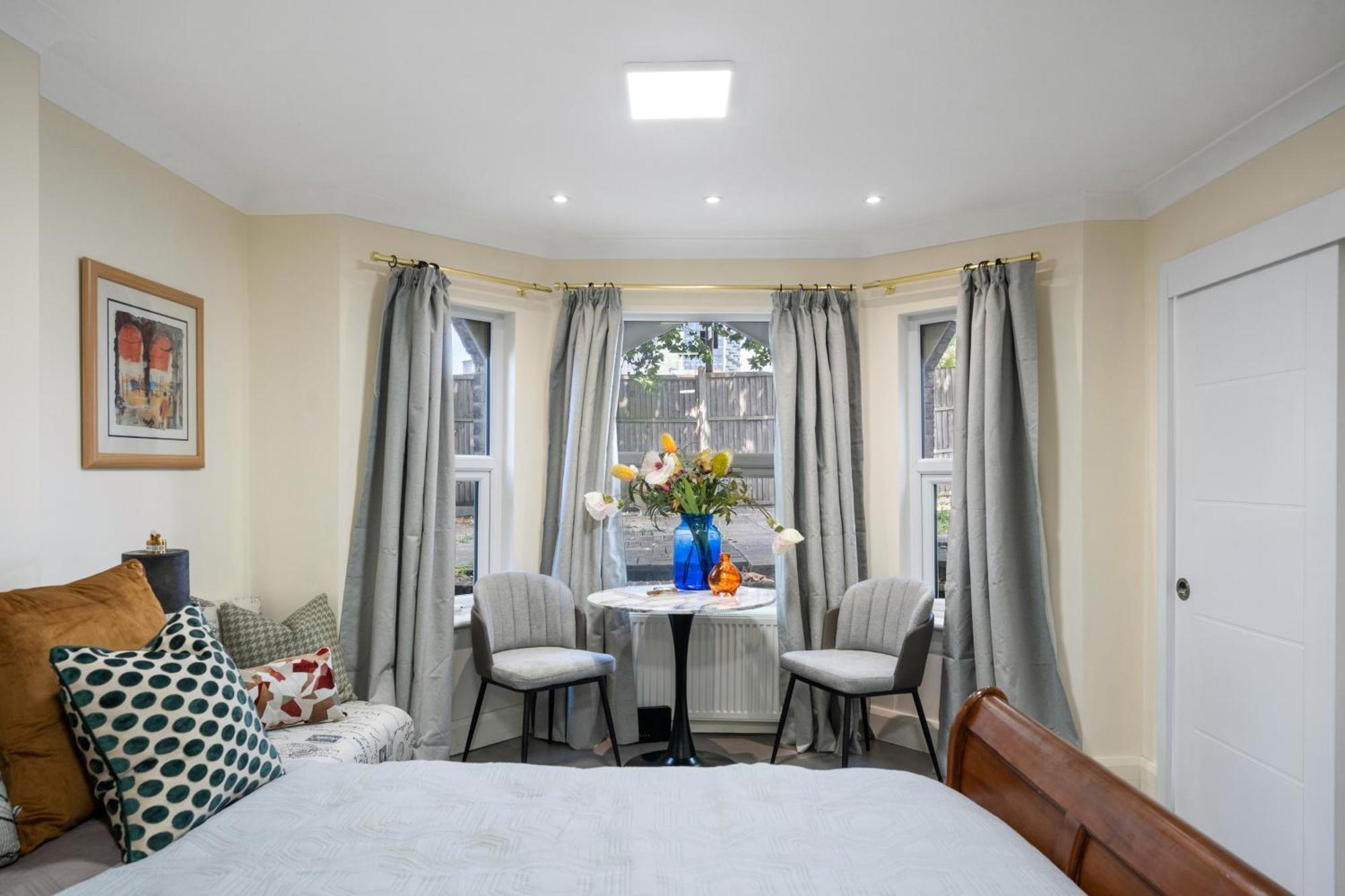 Leamington Park With Parking * London
