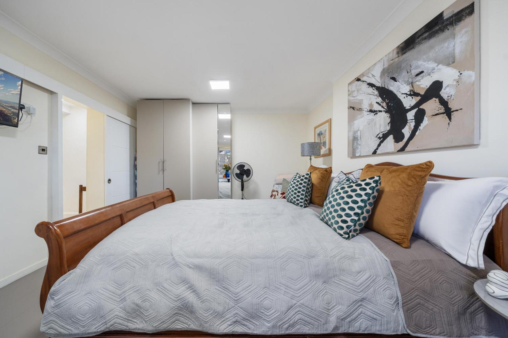 Leamington Park With Parking * London