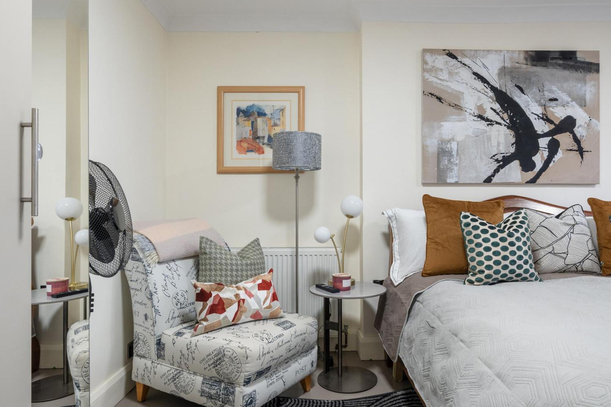 Leamington Park With Parking Apartment