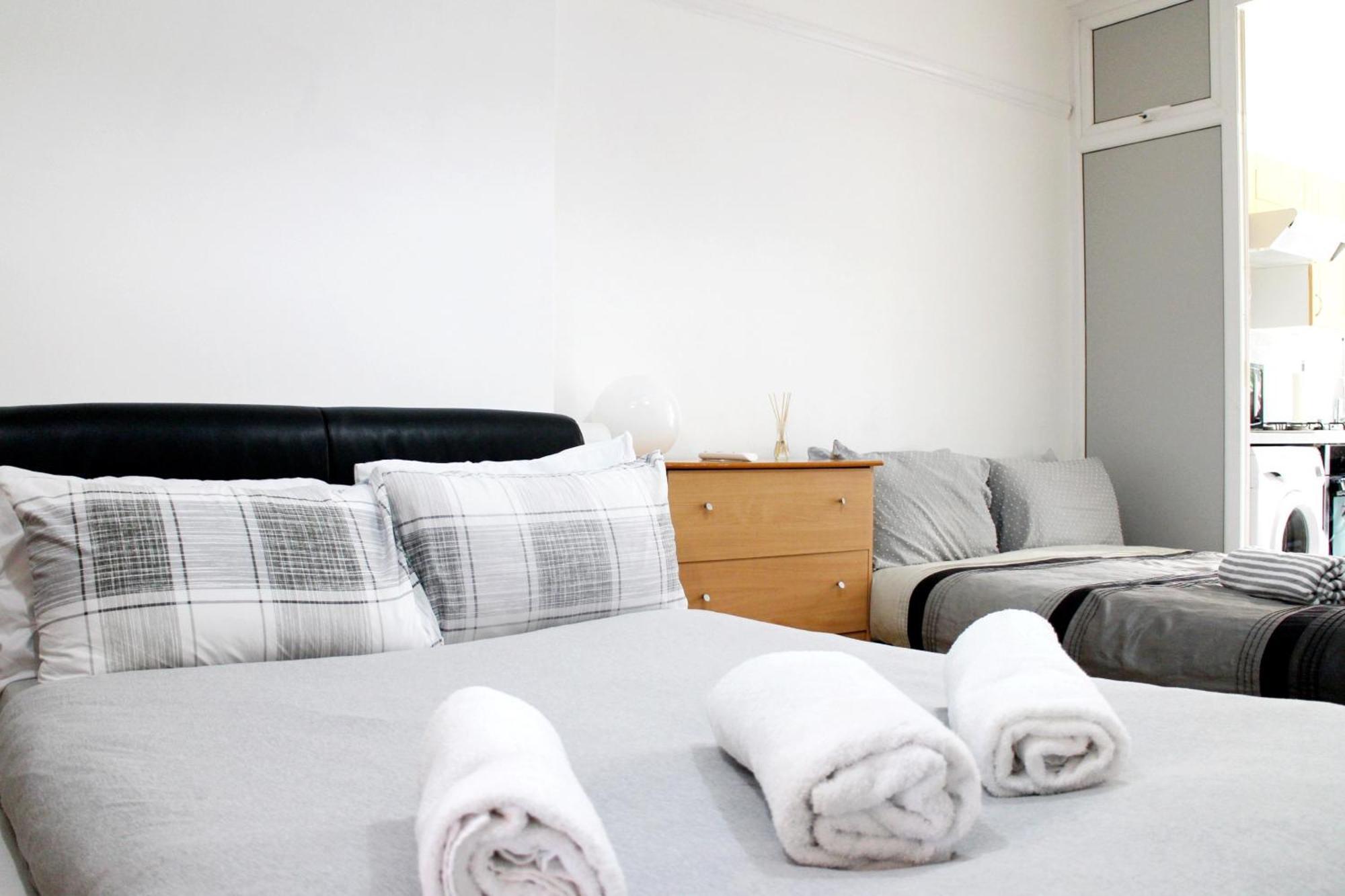 Large Garden Flat On Golders Road * London