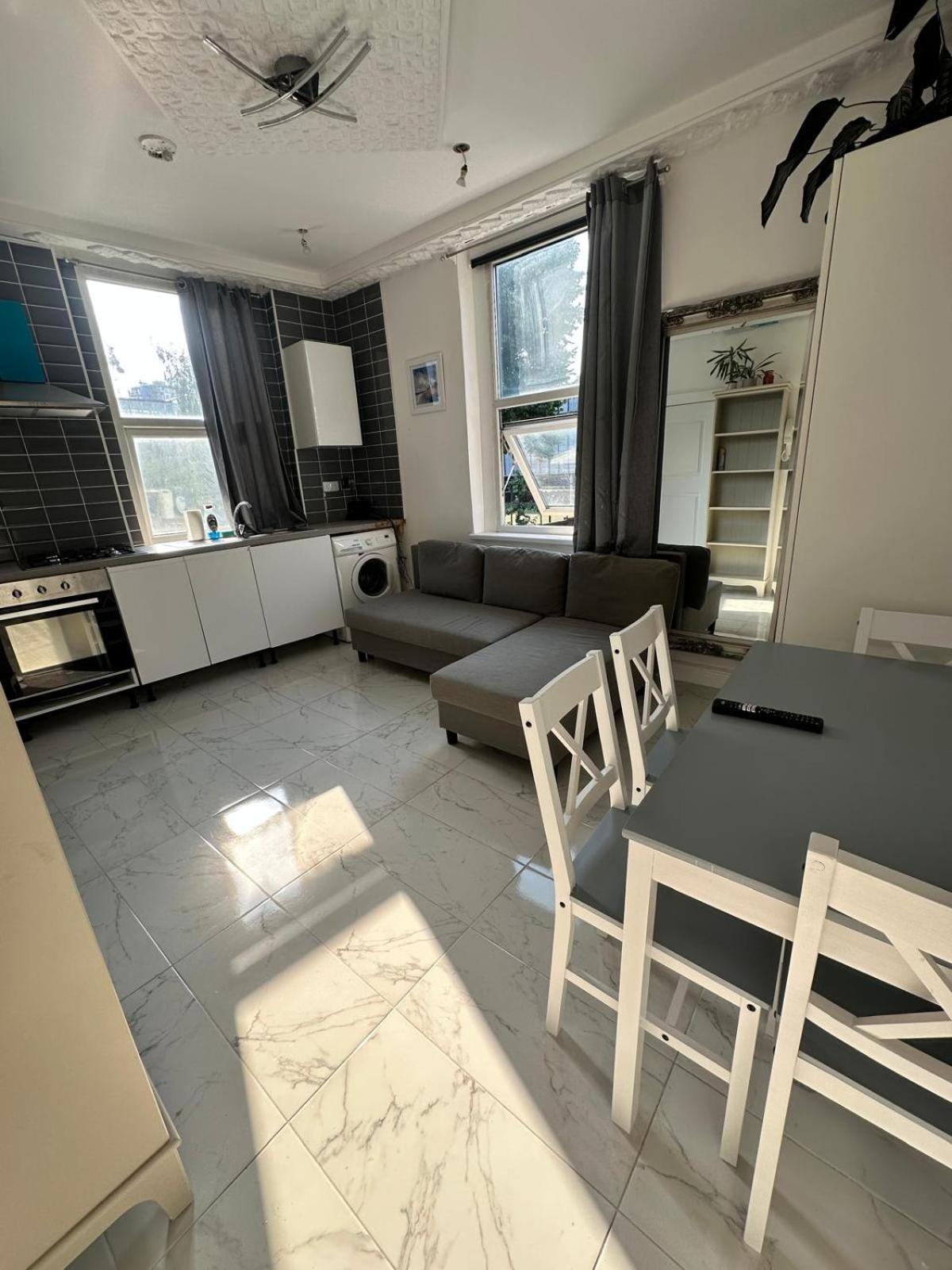 First Floor One Bedroom Flat Bell Street Apartment *
