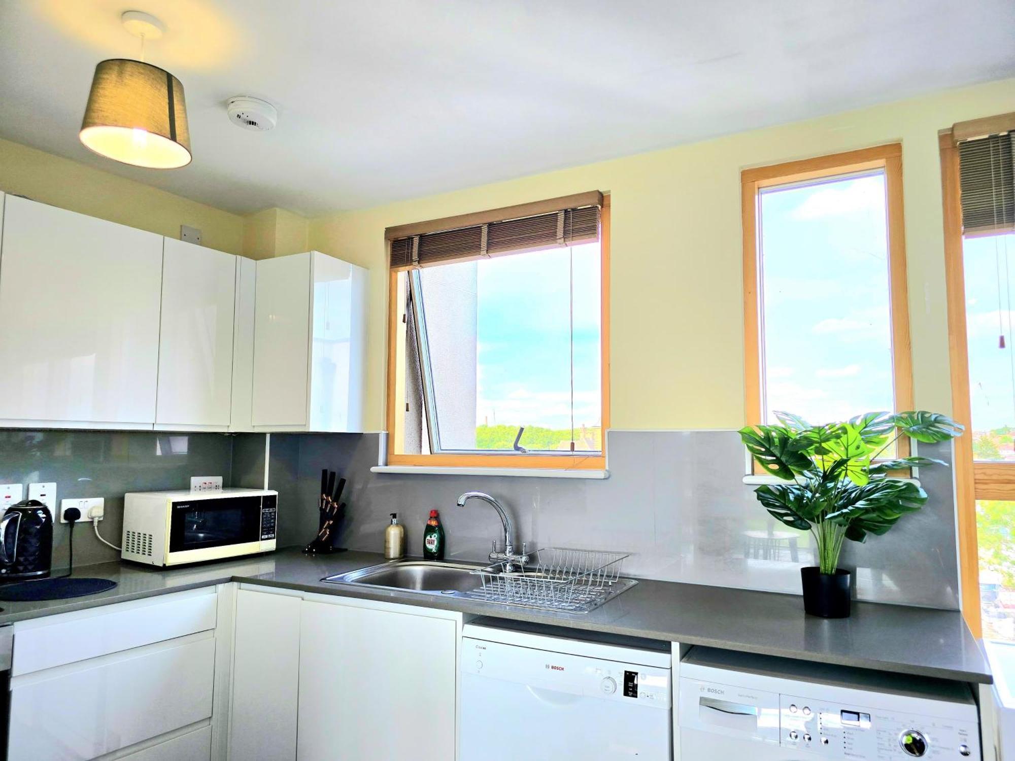 Spectacular 3Br 2Bath Rooftop Sky-Views With Parking *