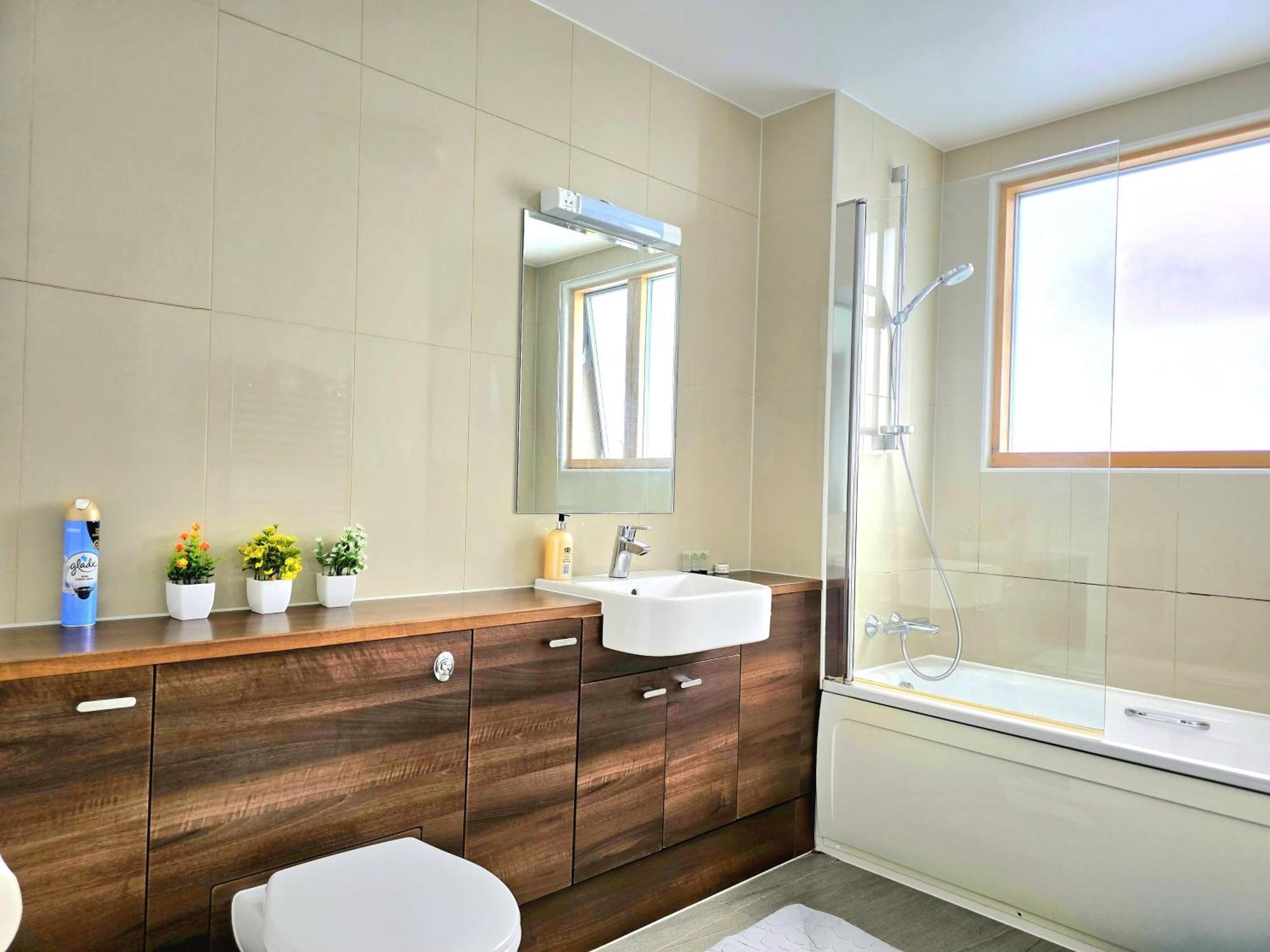 Spectacular 3Br 2Bath Rooftop Sky-Views With Parking Apartment